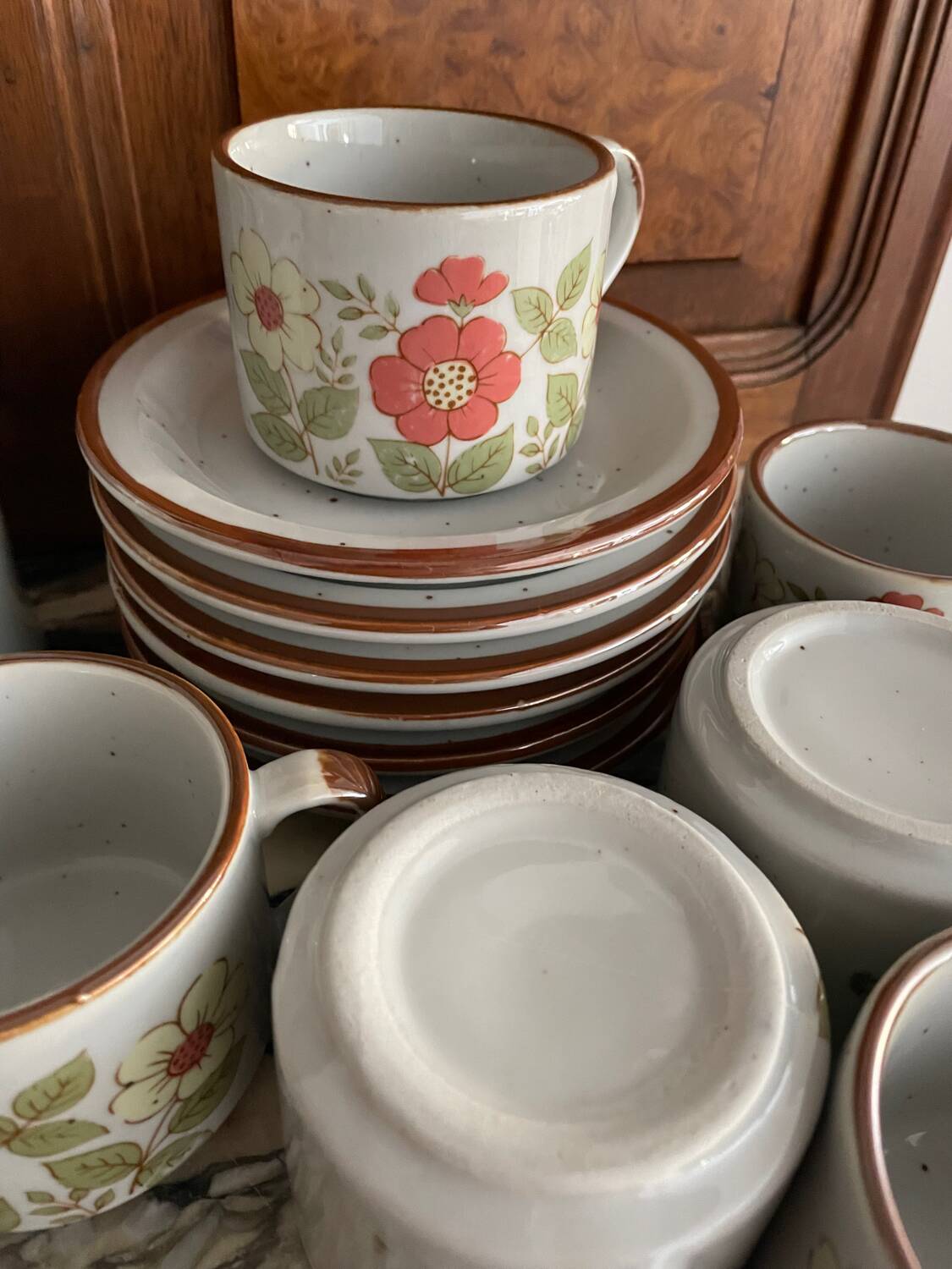 Service à thé vintage en grès à décor floral