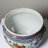 Large covered vase in Chinese porcelain, floral famille rose decoration.