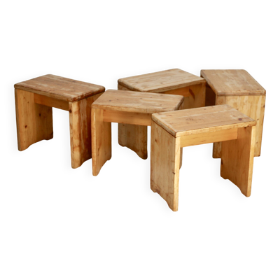 Sélection de Charlotte Perriand pour Les Arcs, set de 5 tabourets en pin. France, circa 1960