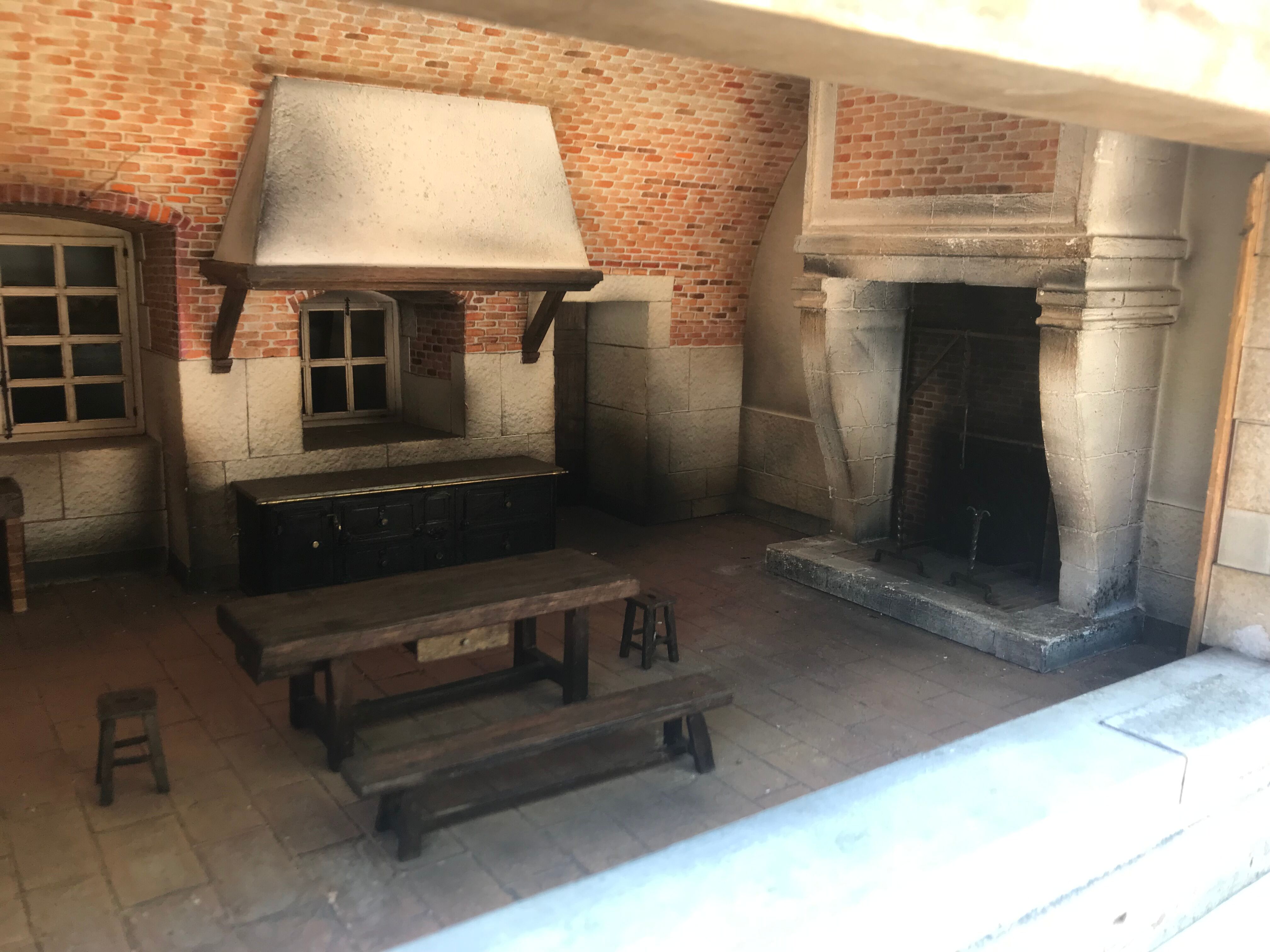 Ancienne maison de poupée