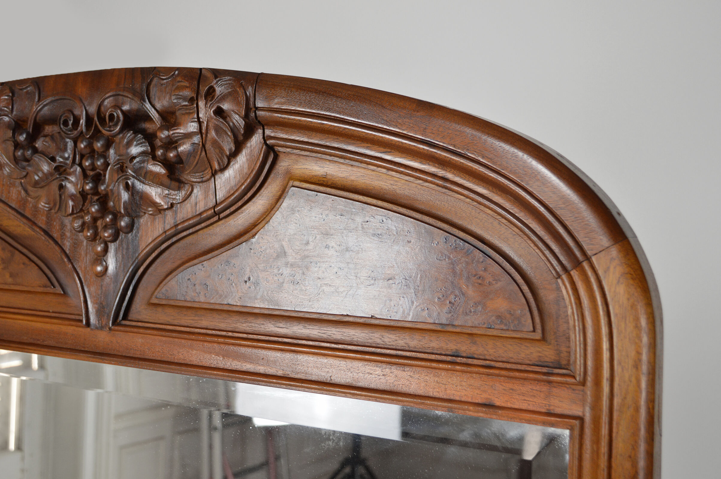 Miroir trumeau Art Nouveau sculpté de vigne, en noyer et loupe