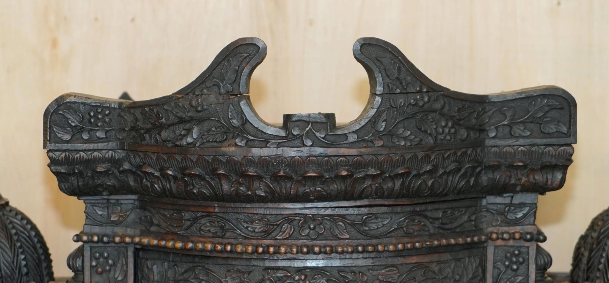 Buffet antique sculpté main style temple birman vers 1860