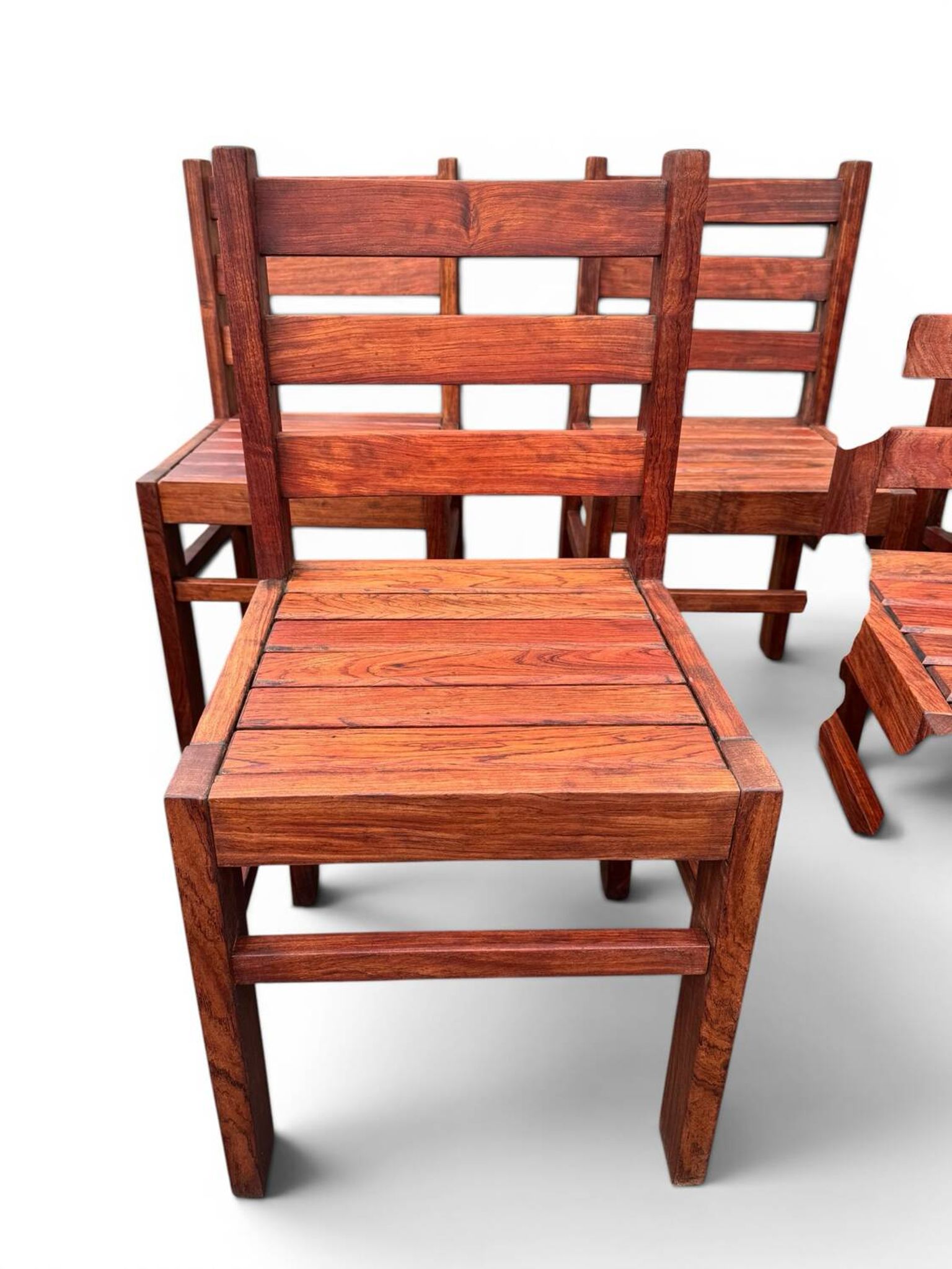 Suite de 8 chaises brutalistes bois exotique massif (essingan) 1960