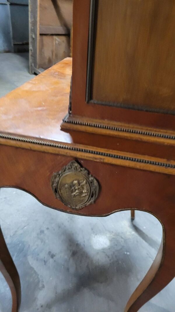 Bonheur du Jour Louis XV en marqueterie bois de rose décorées en bronze