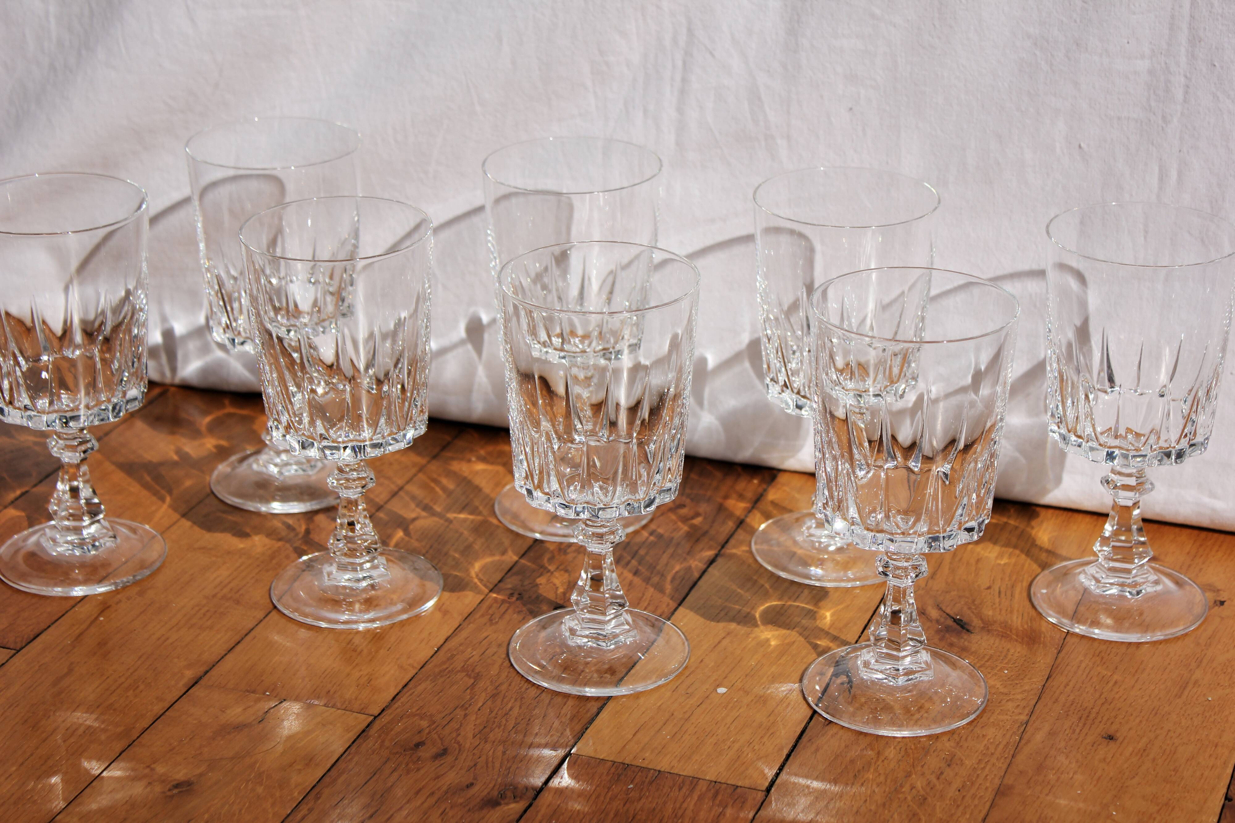 8 vintage foot glasses in Arques crystal Louvre model