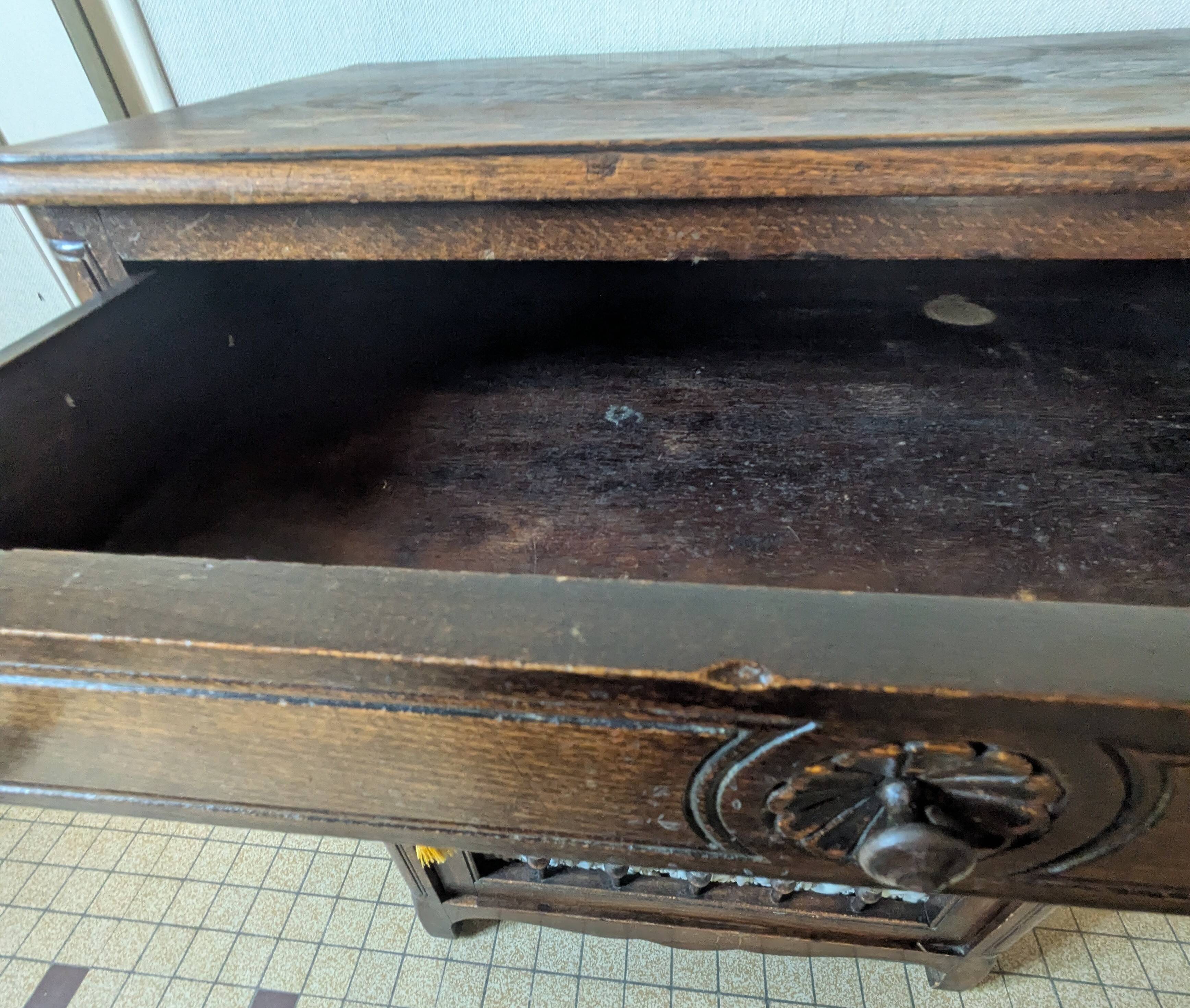 Buffet bas ancien en bois massif