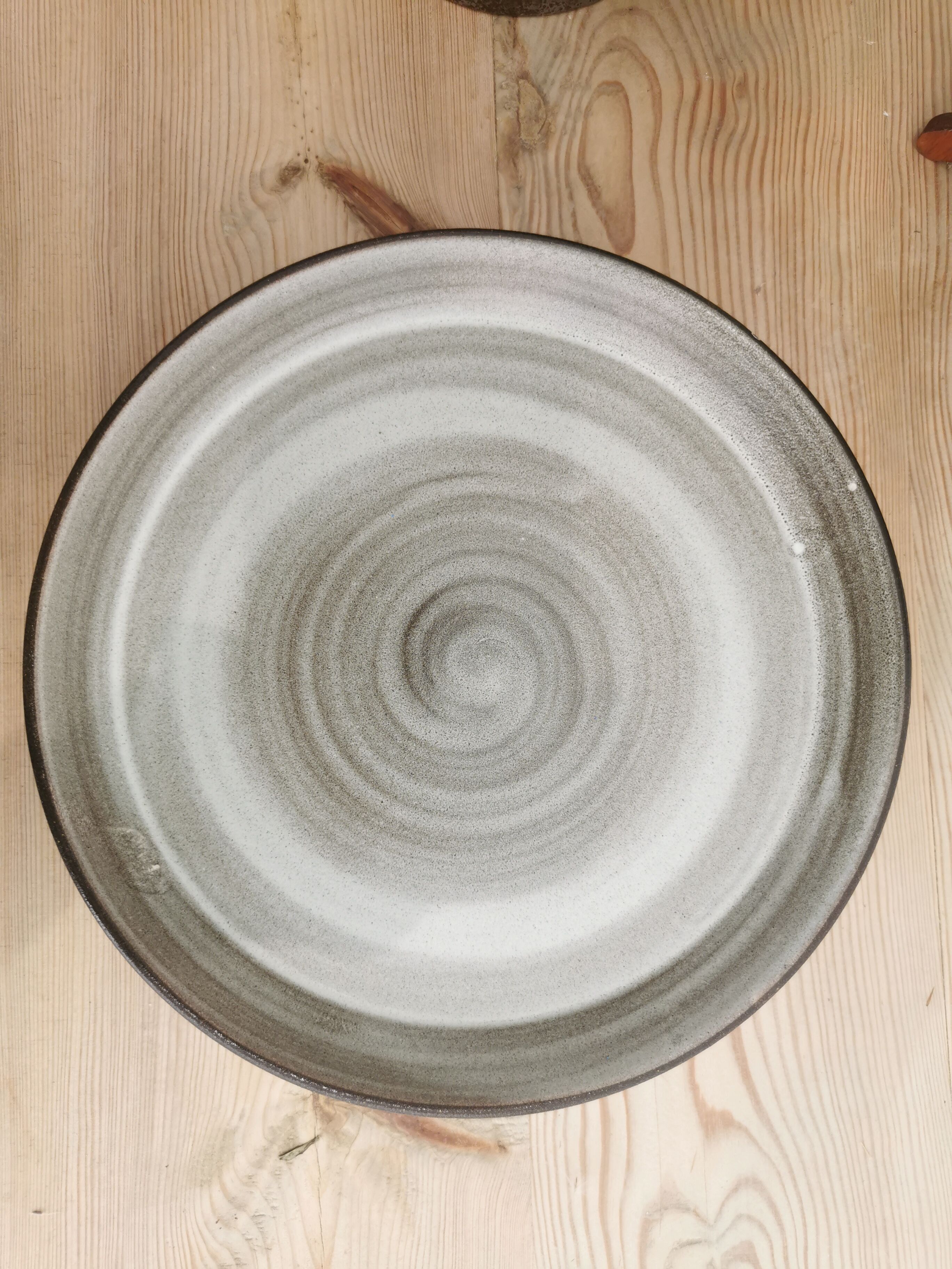 8 flat plates in vintage ceramic