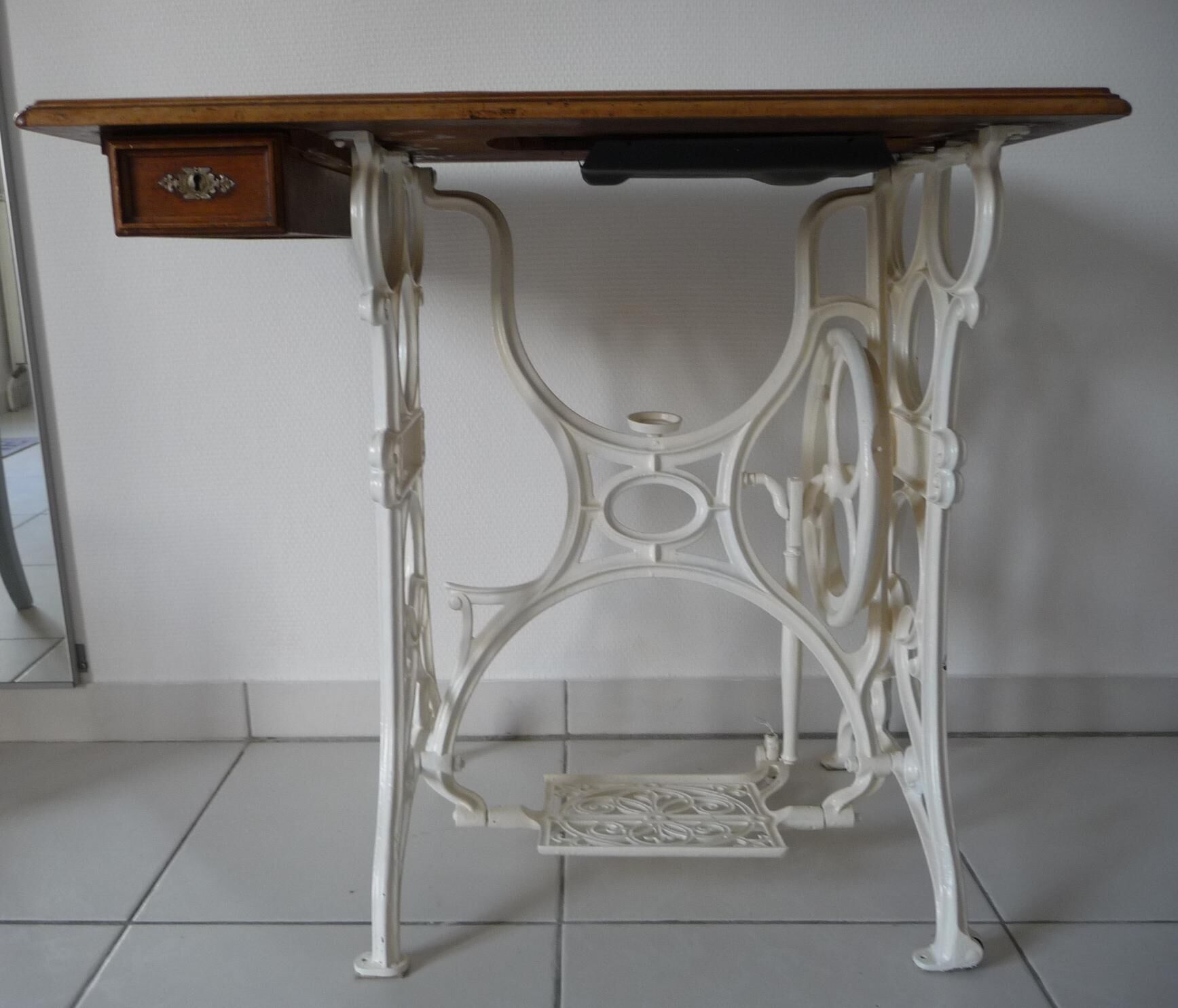 Ancienne table de machine à coudre Singer