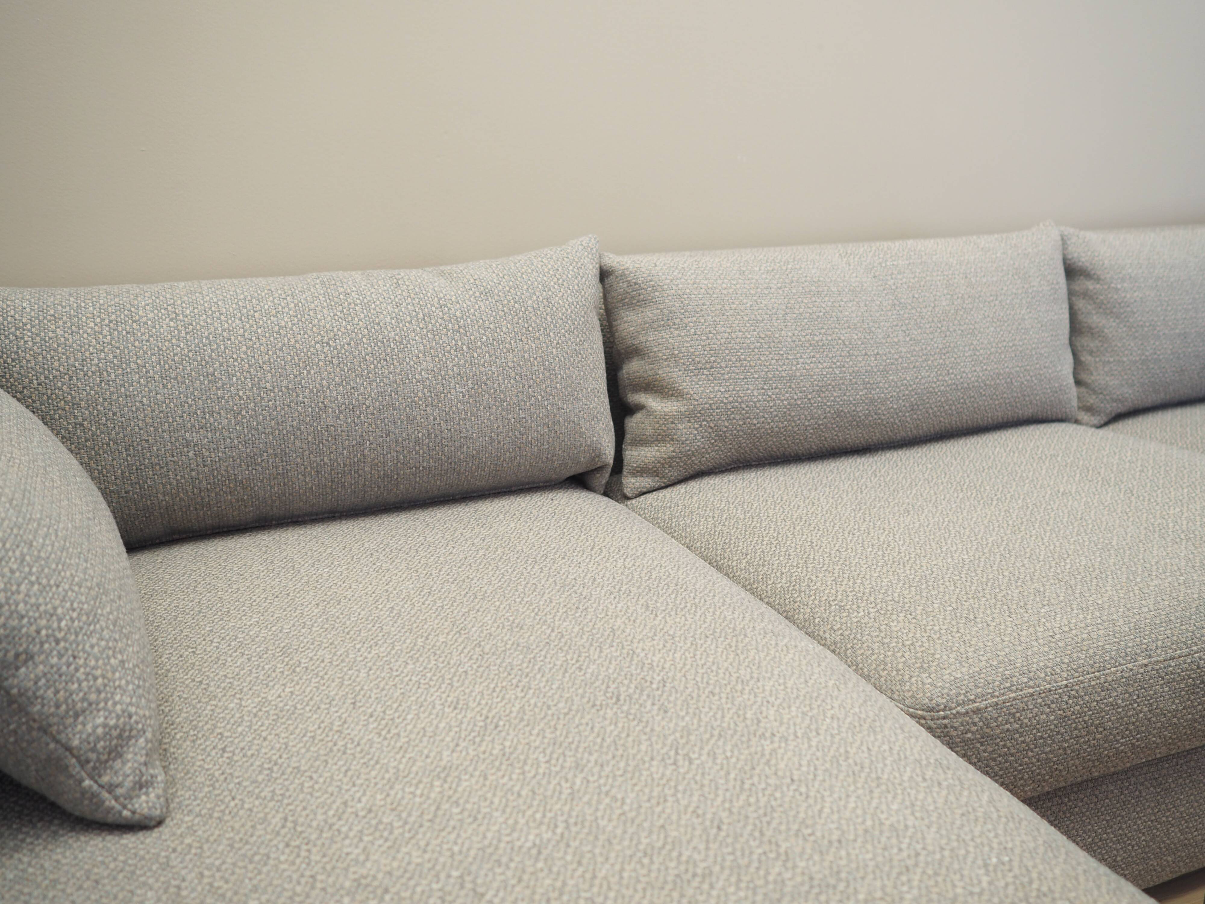 Canapé d'angle gris, design scandinave, années 2000