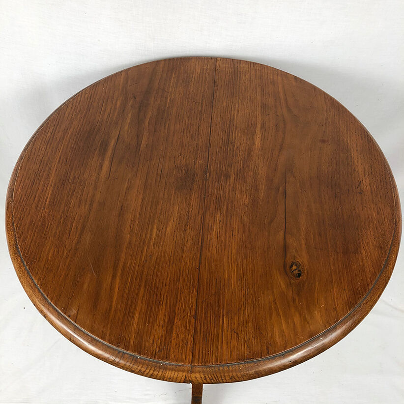 Round pedestal table in fruit wood