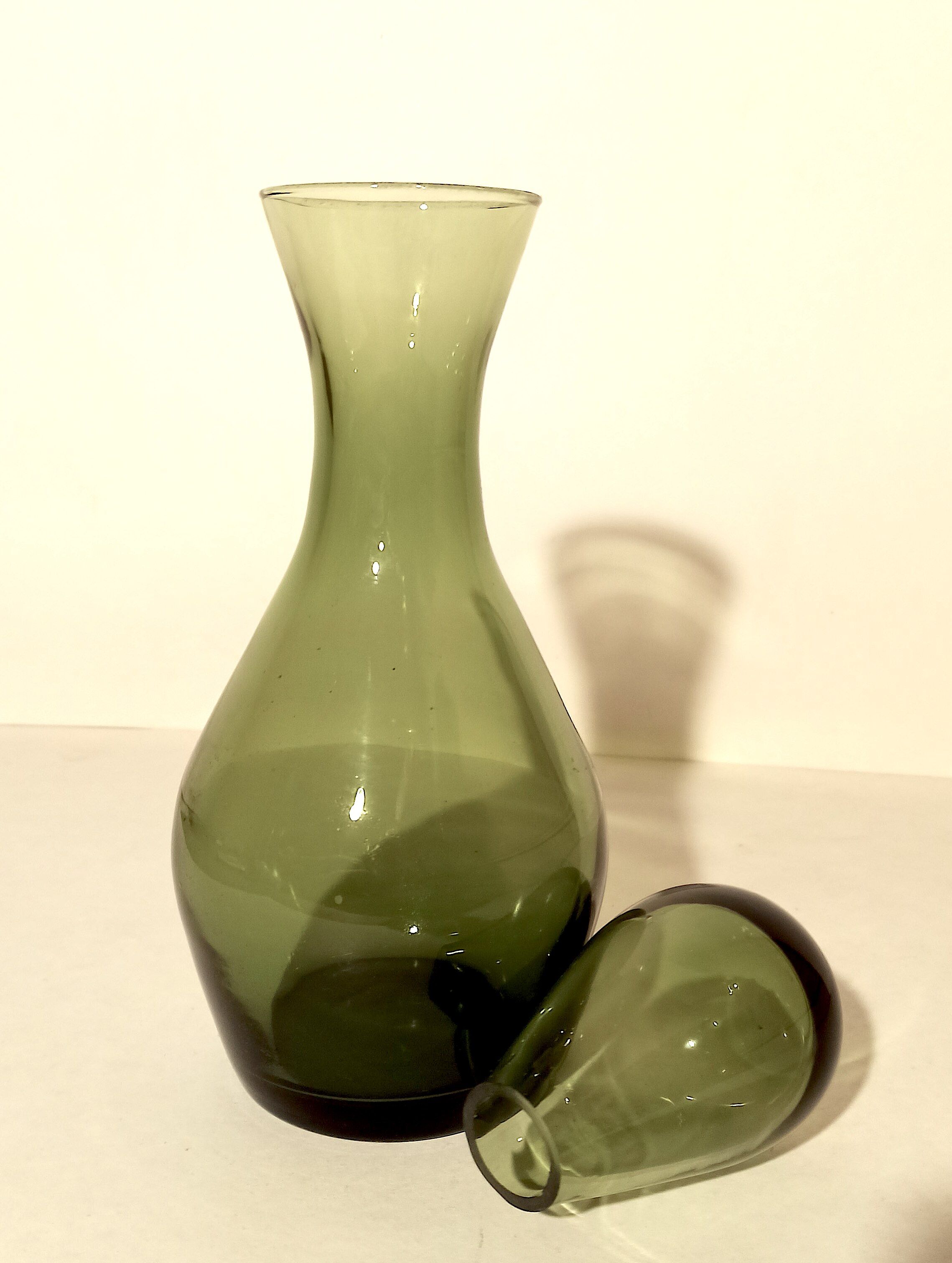 Carafe and its cap 70s, height 28 cm