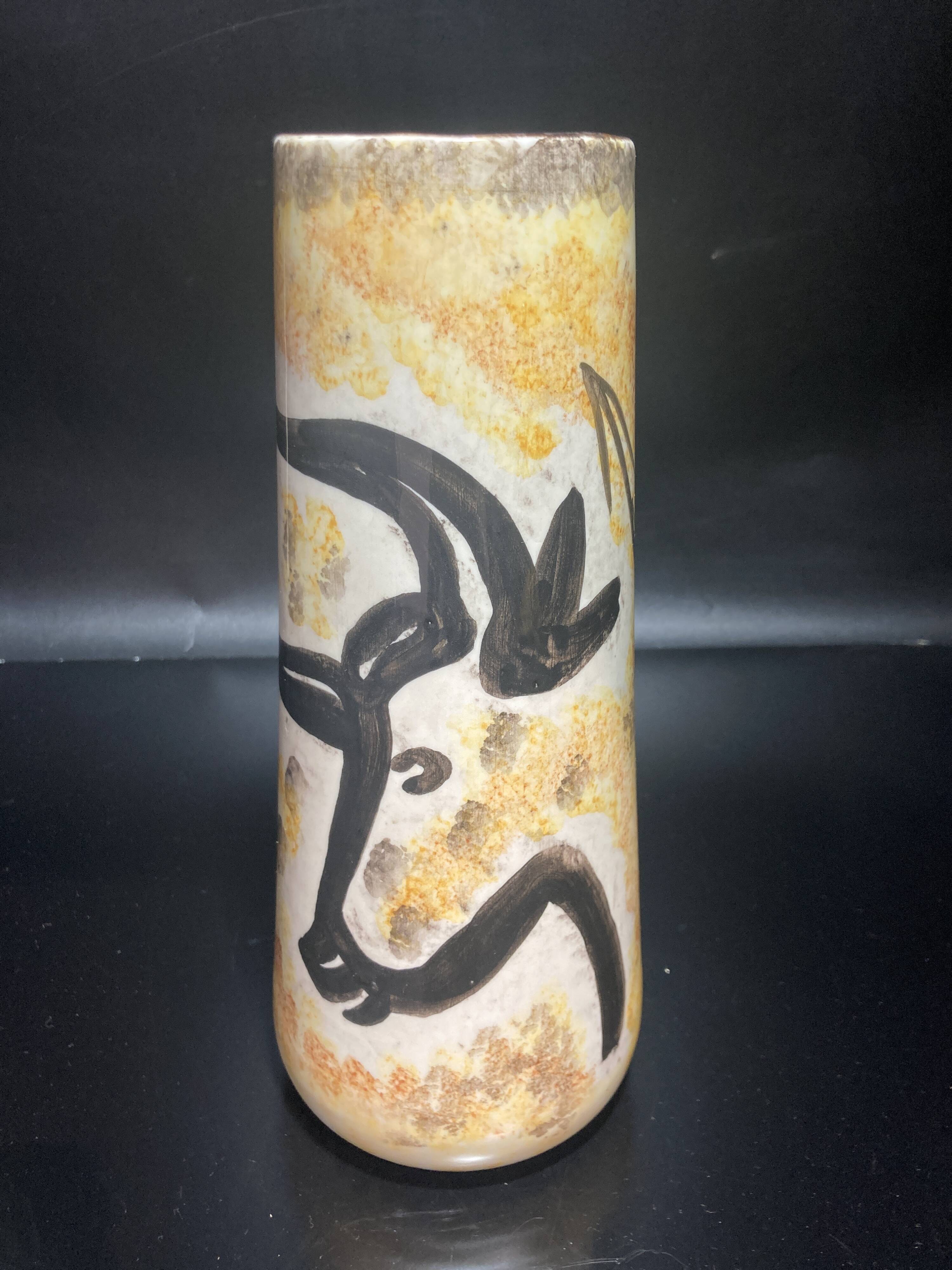 Ceramic vase annotated "lebabel jablat"