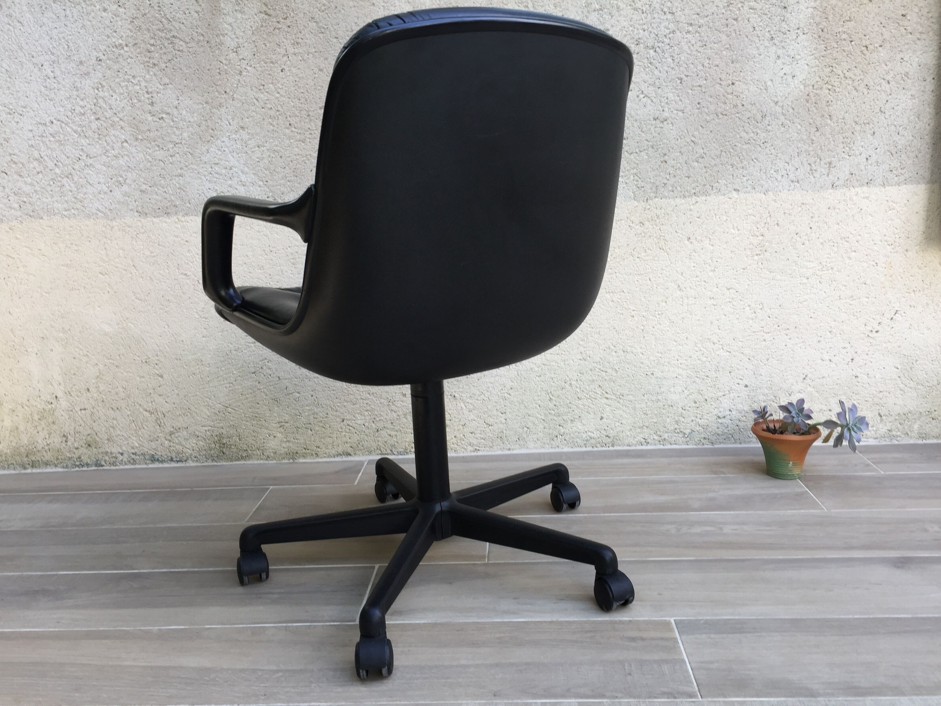 Comforto leather armchair by Mobilier international