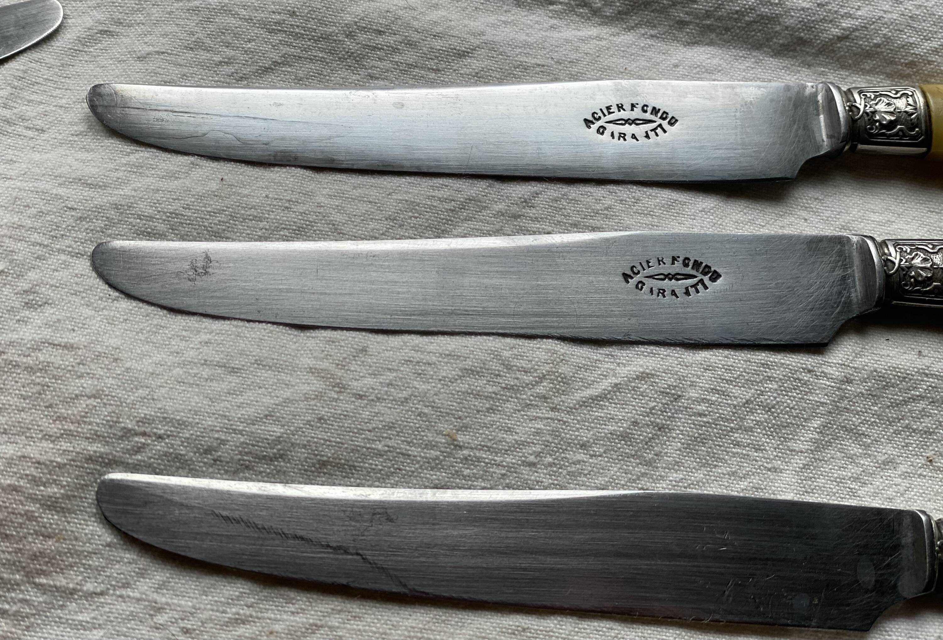 Service de 12 couteaux à dessert (ou fromage) corne et argent