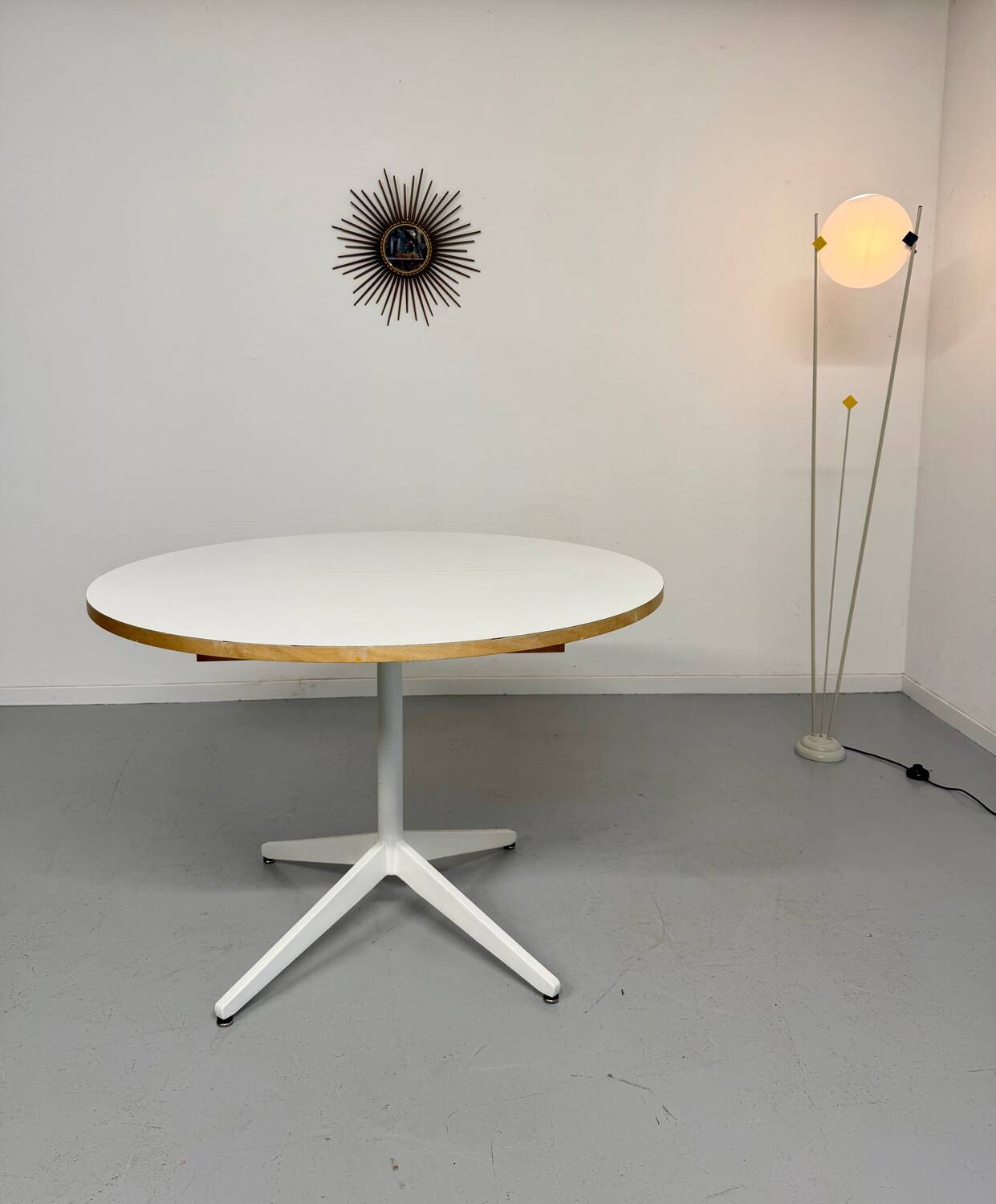 Extendable dining table designed by George Nelson for Herman Miller 60’