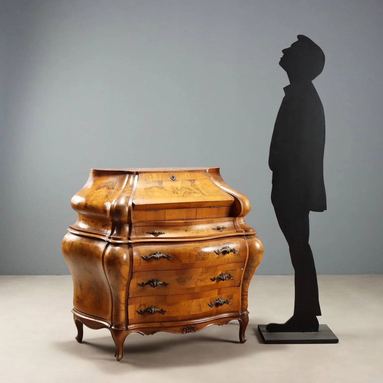 Antique drop-leaf secretary in baroque style made of walnut and maple, 20th century.