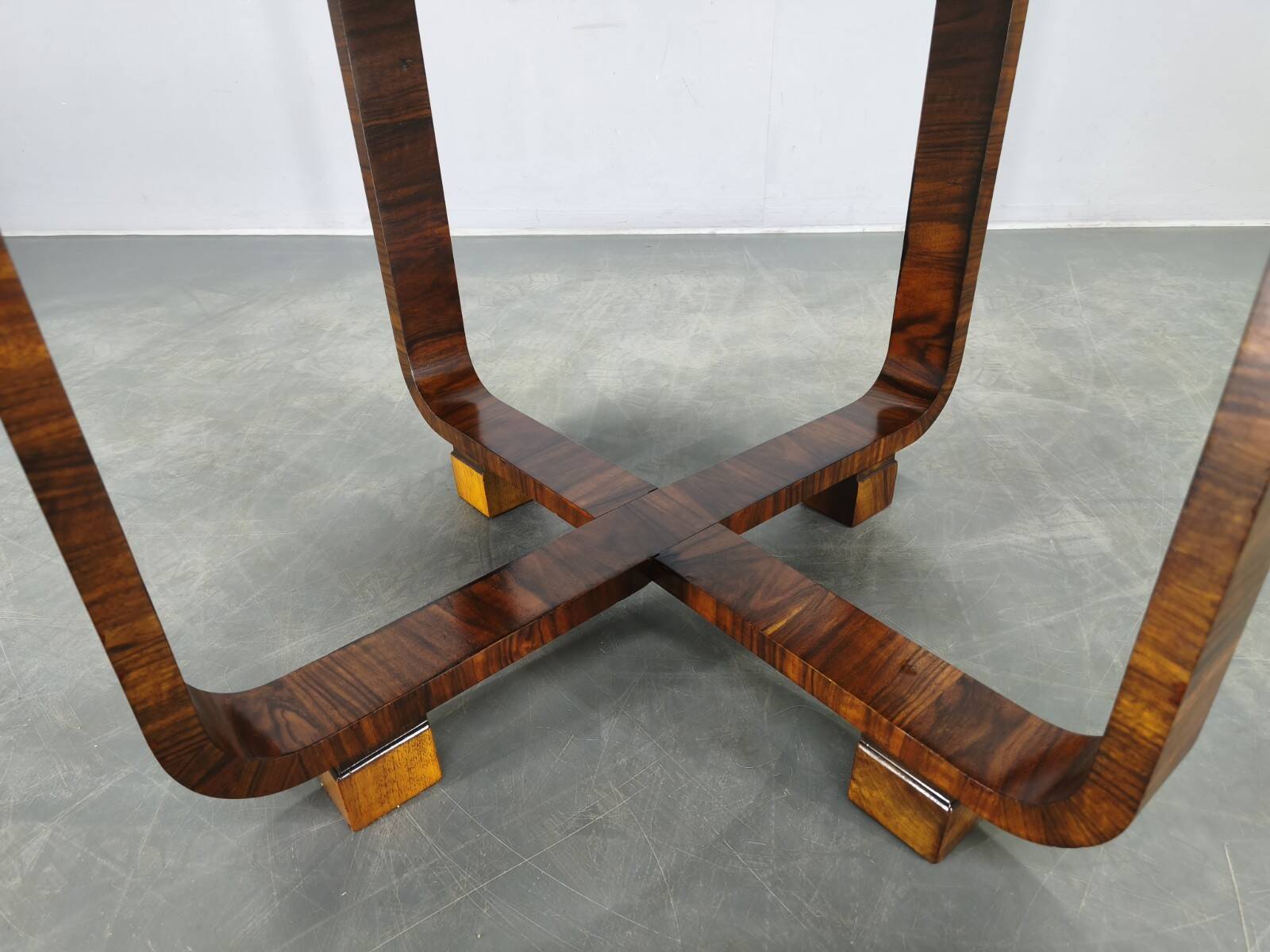 Table basse en placage de noyer Art Déco, Tchécoslovaquie, années 1930