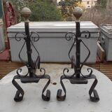Paire de chenets en fer forgé et laiton