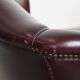Fauteuil à oreilles en cuir de vachette rouge bordeaux de style anglais