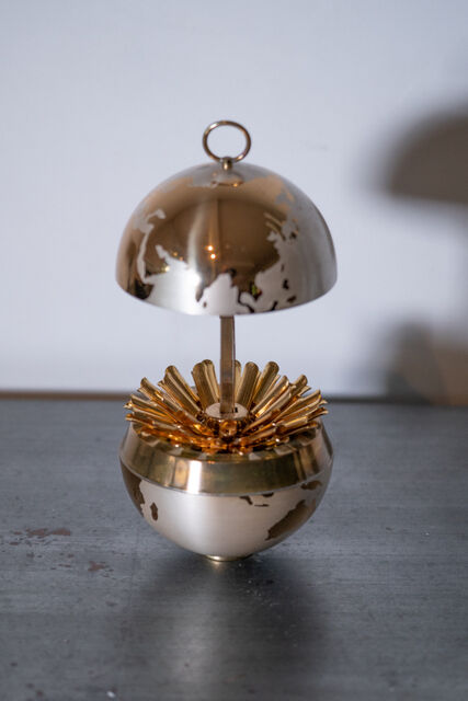 World map cigarette holder