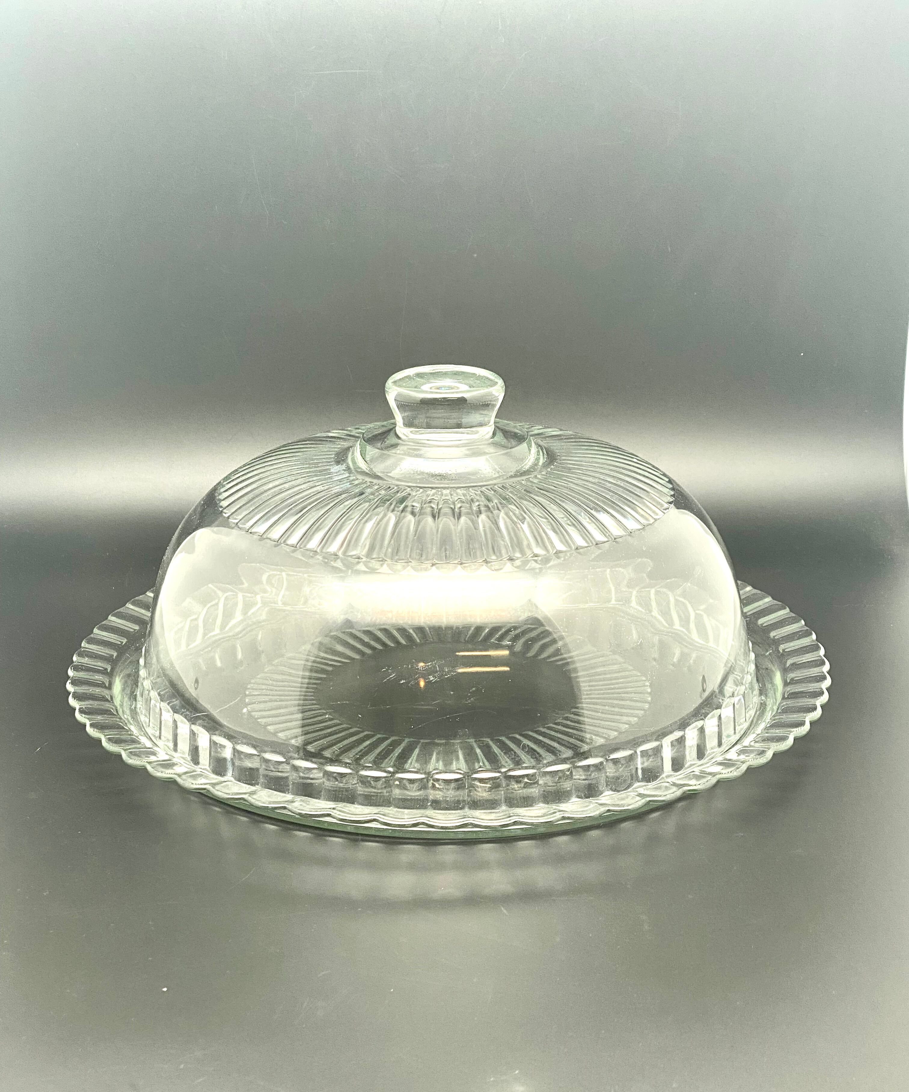 Presentation dish with transparent glass bell
