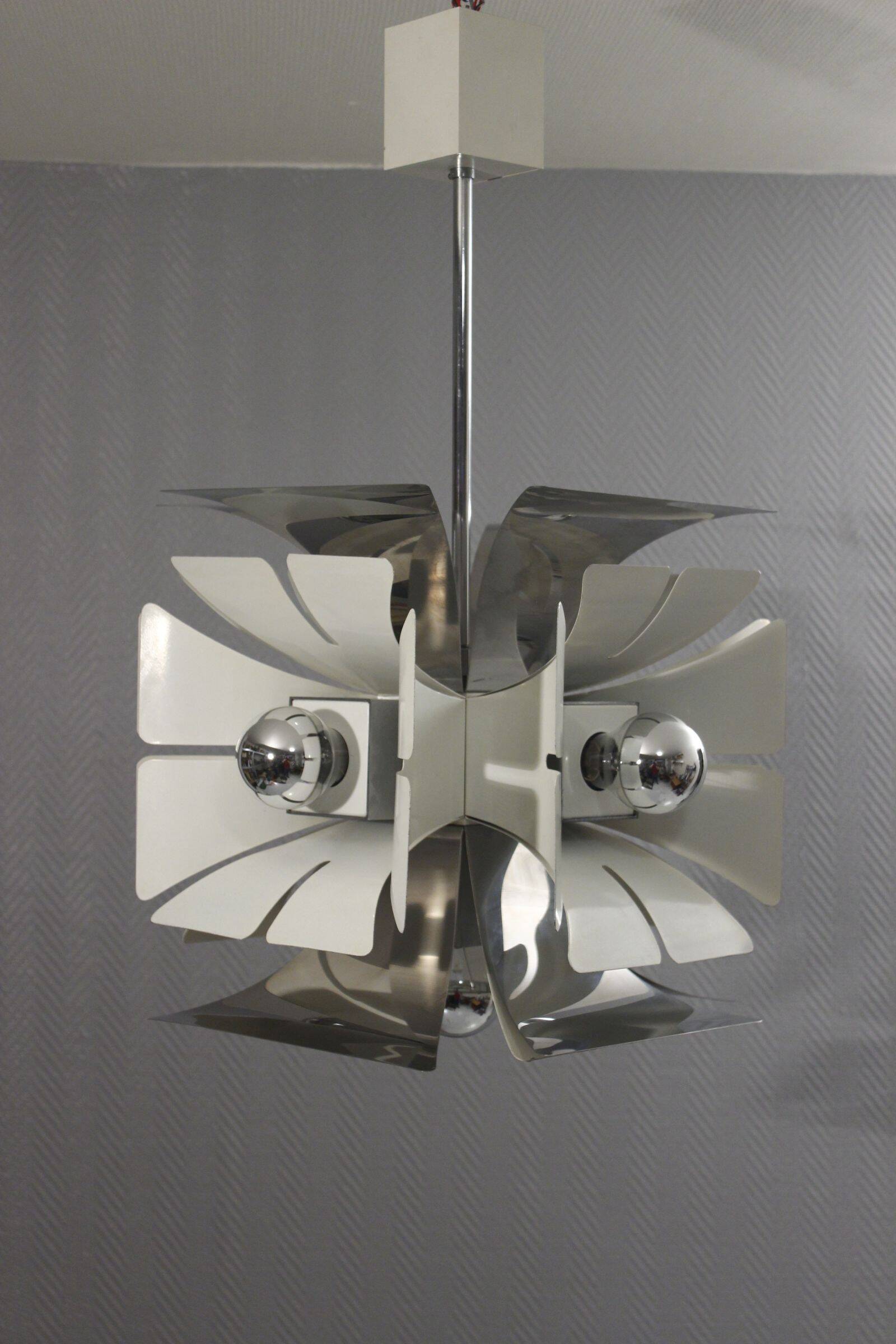 Impressive Space Age chandelier with 5 lights, chrome metal, Italy 1970s.