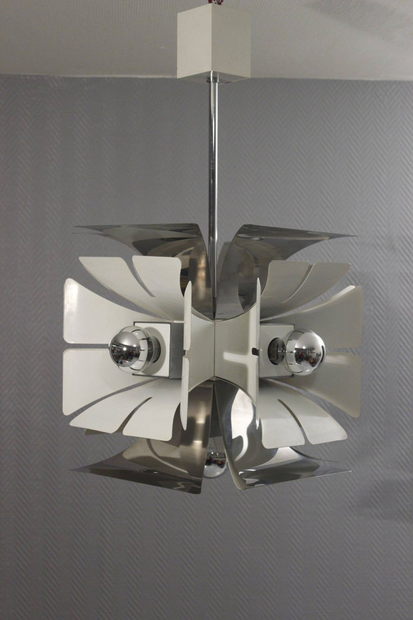 Impressive Space Age chandelier with 5 lights, chrome metal, Italy 1970s.