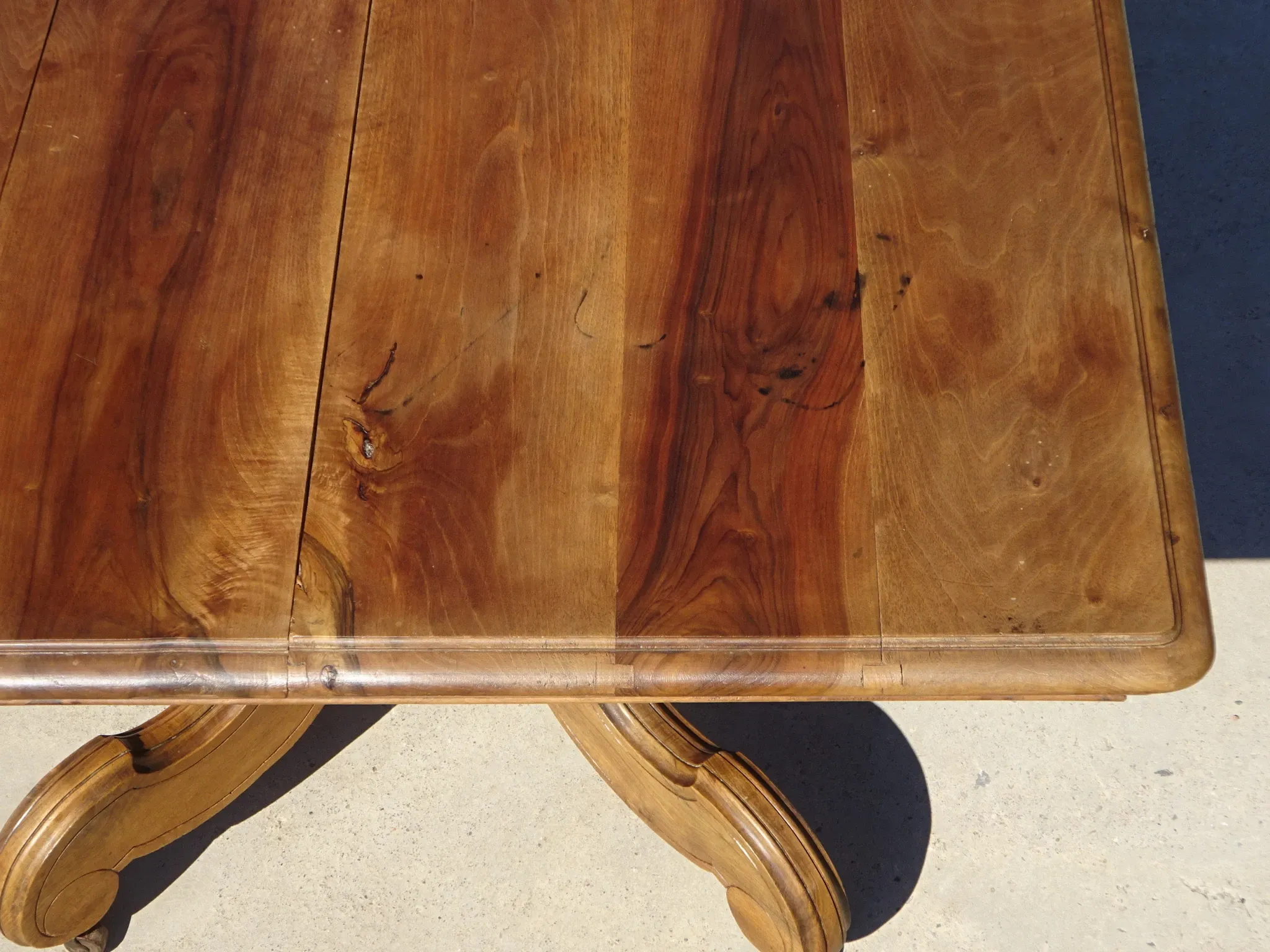 Table carrée en noyer massif