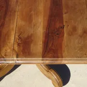 Table carrée en noyer massif