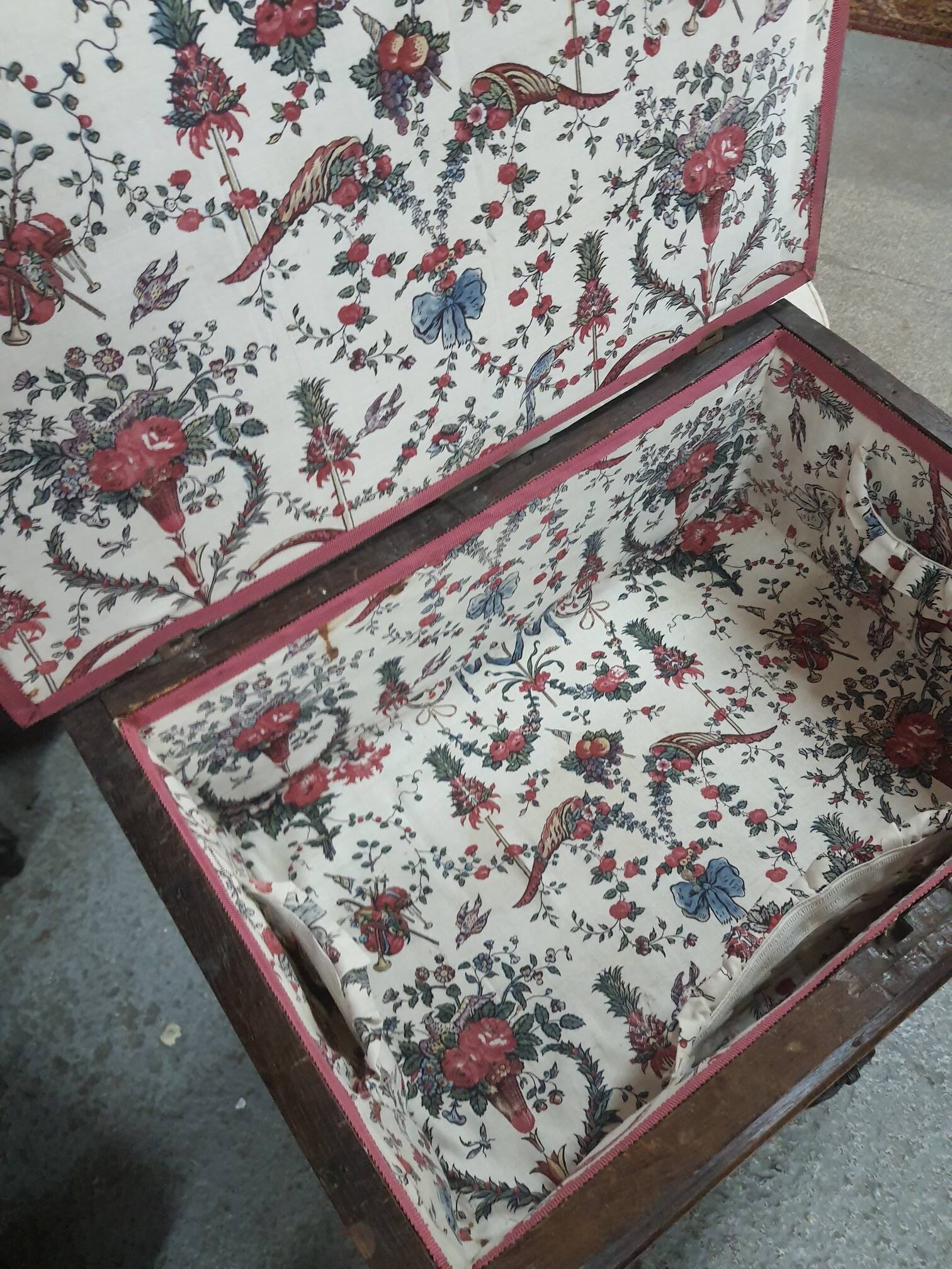 Small 19th century oak chest