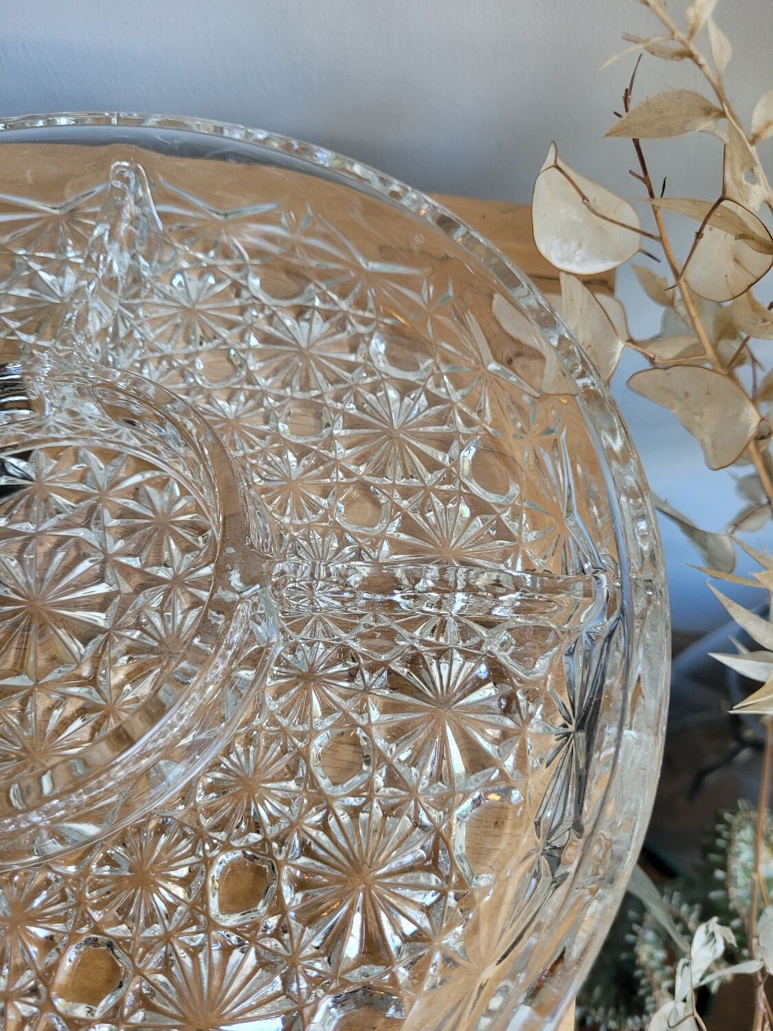 Serving dish in chiseled glass 5 compartments