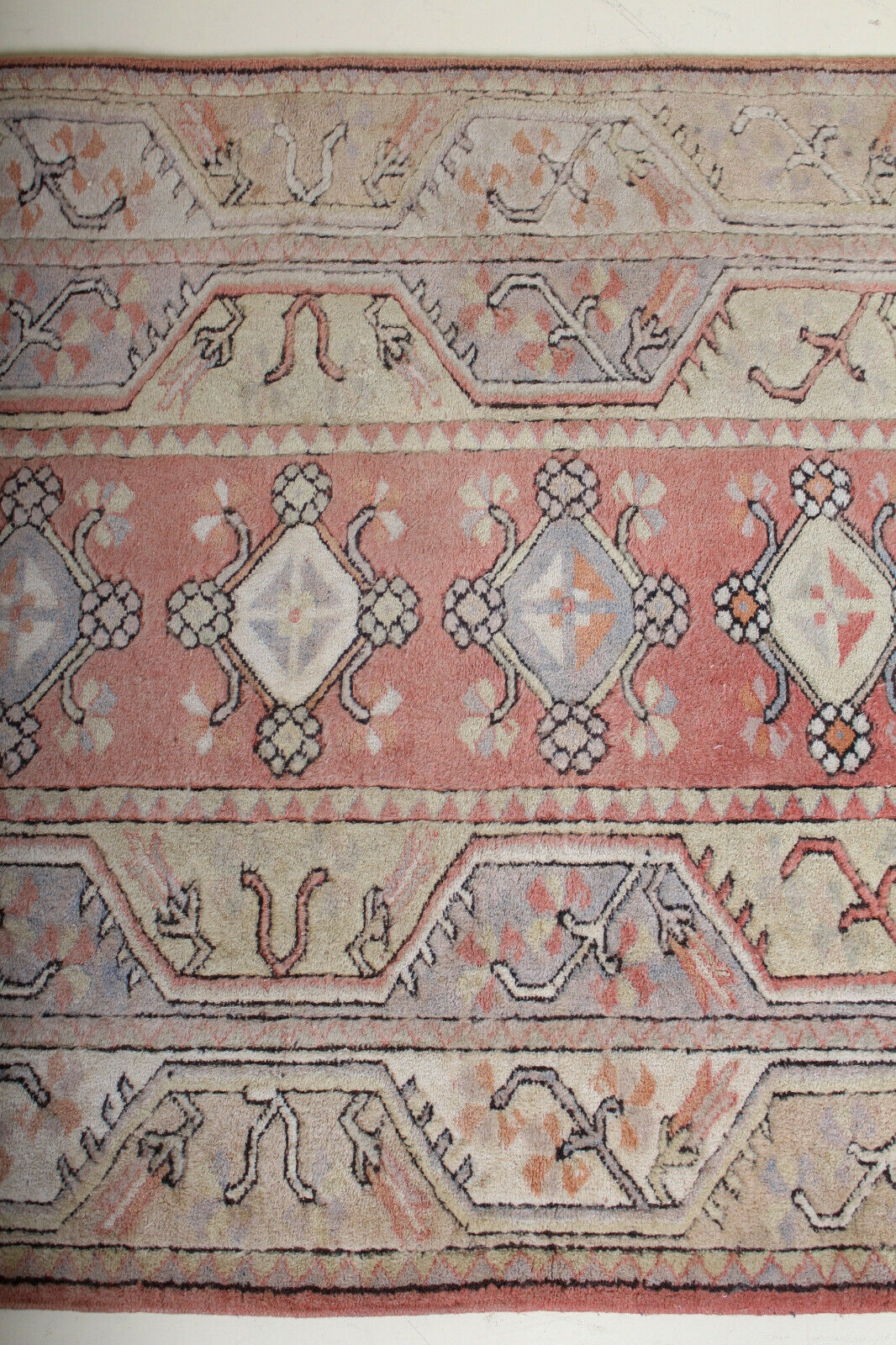 Rug melas Anatolian wool fringe on pink background 208x120cm