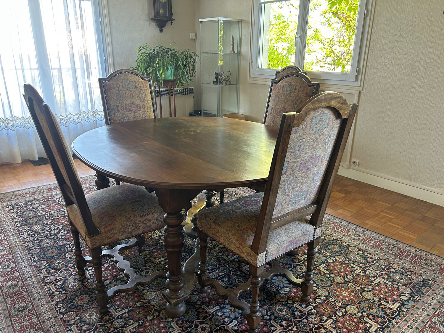 Solid oak dining table and 6 matching chairs.