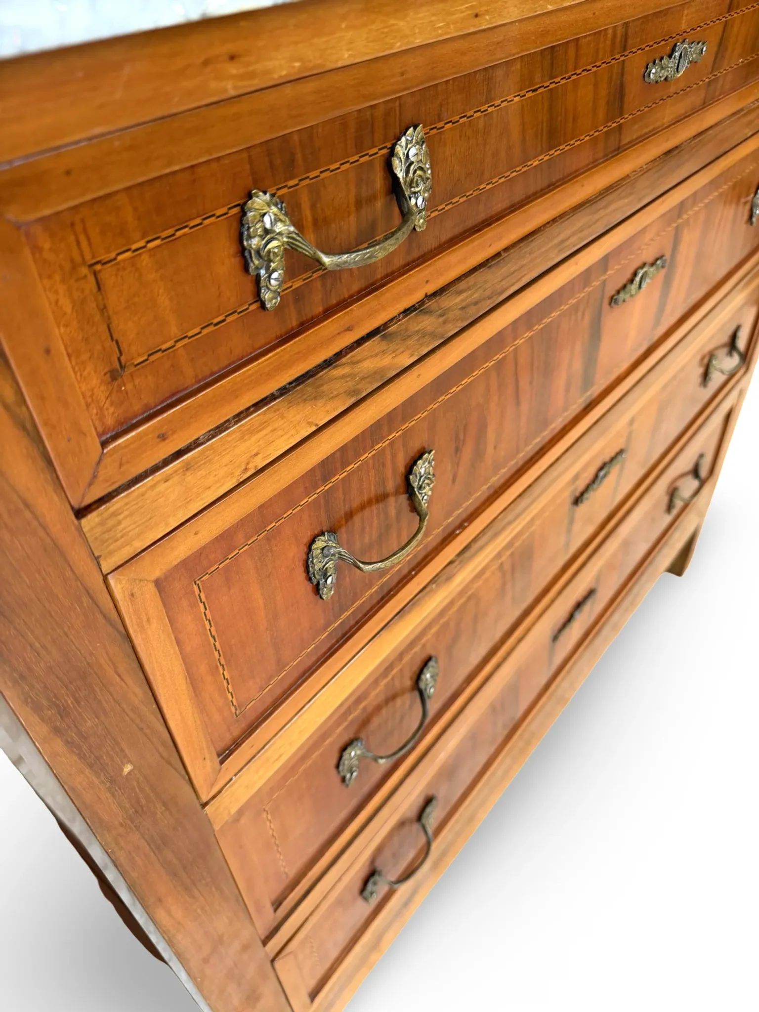 Elegant antique chest of drawers, dating to the early 20th century, ci