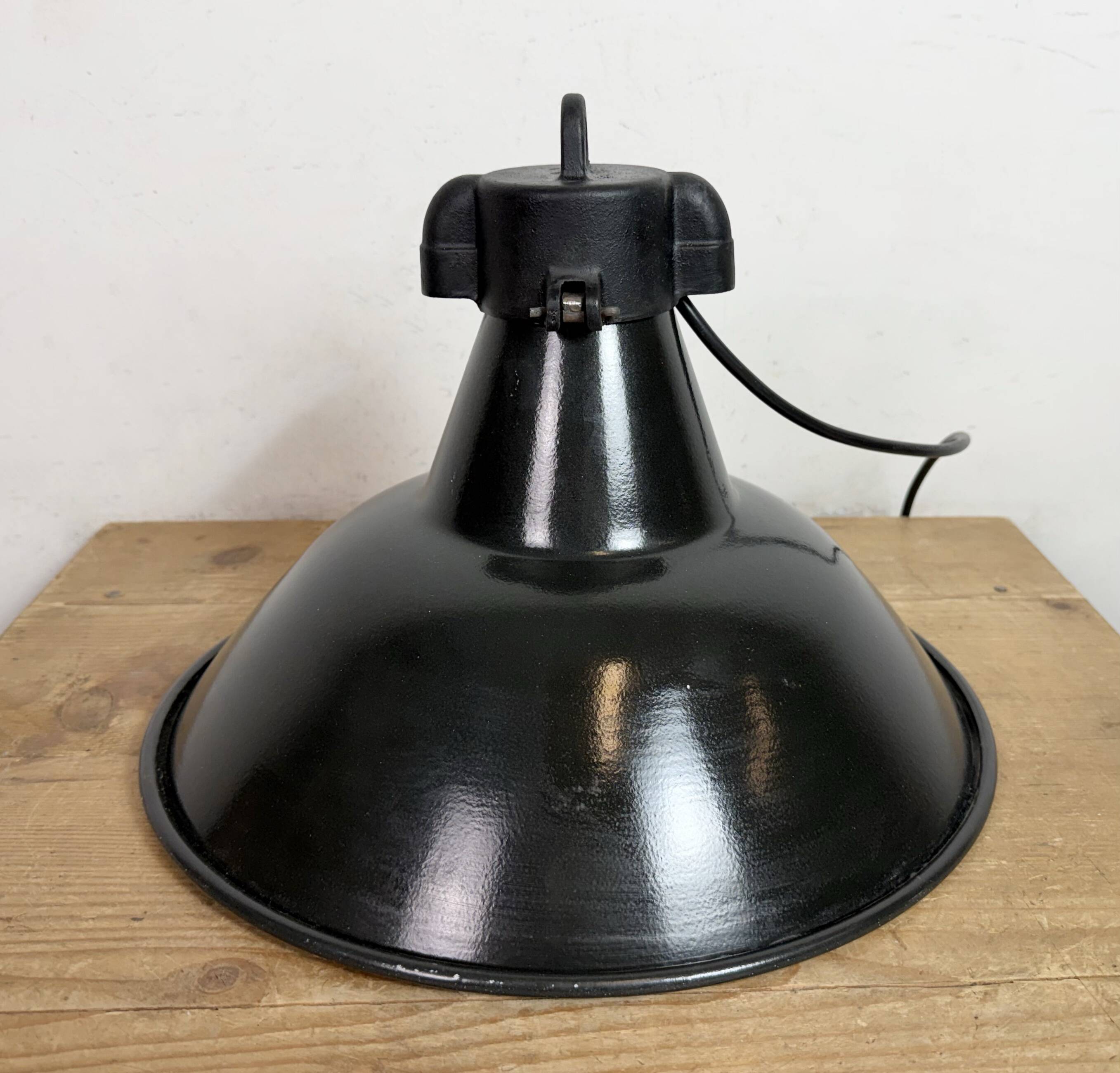 Ensemble de 4 lampes d'usine en émail noir industriel avec dessus en fonte, années 1950.