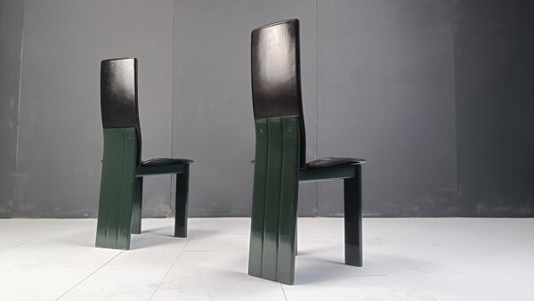 Copie d'un ensemble de 6 chaises de salle à manger en cuir italien et laqué vert, années 1980.