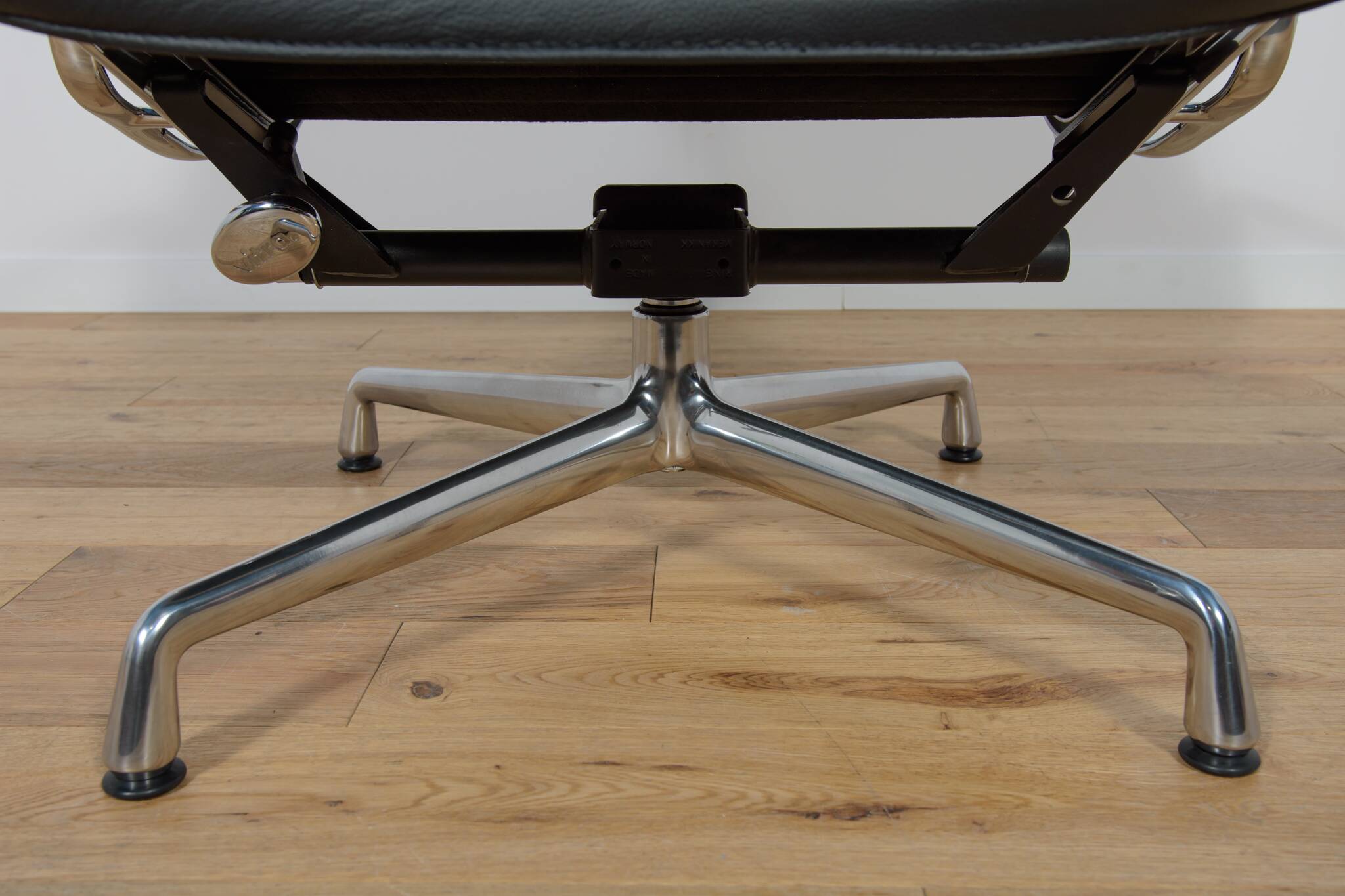 Eames Alu Group EA124 & EA125 Lounge Chair & Ottoman by Charles & Ray Eames for Vitra, 1980s.