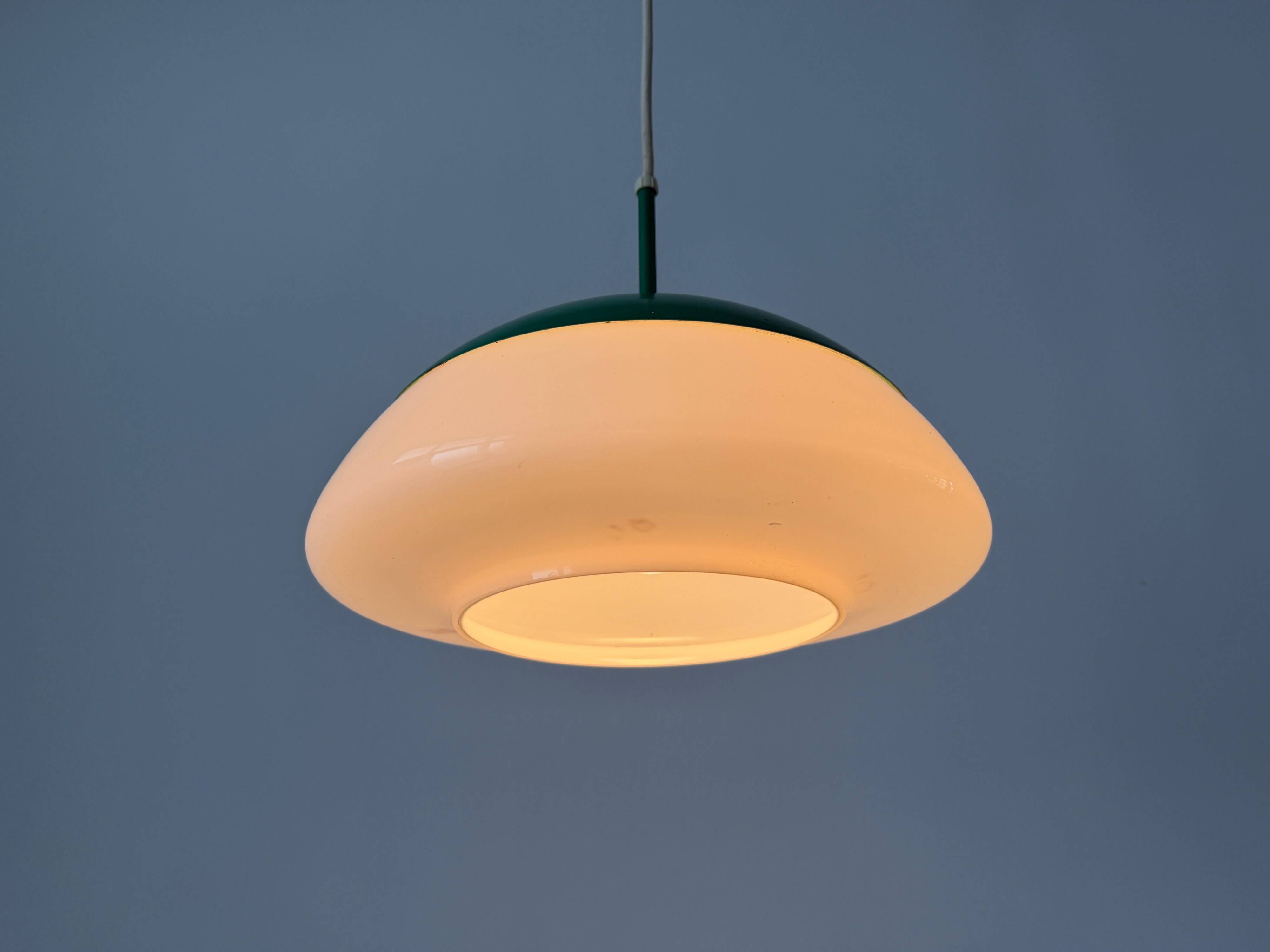 Suspension en métal vert et verre opale, années 1960, Germany