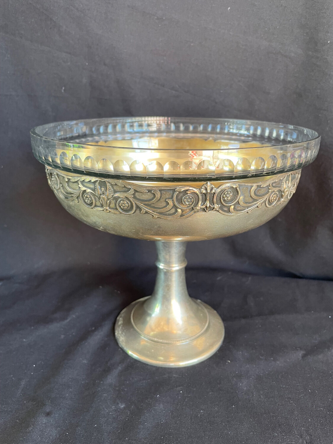 Cup/bezel in metal and glass