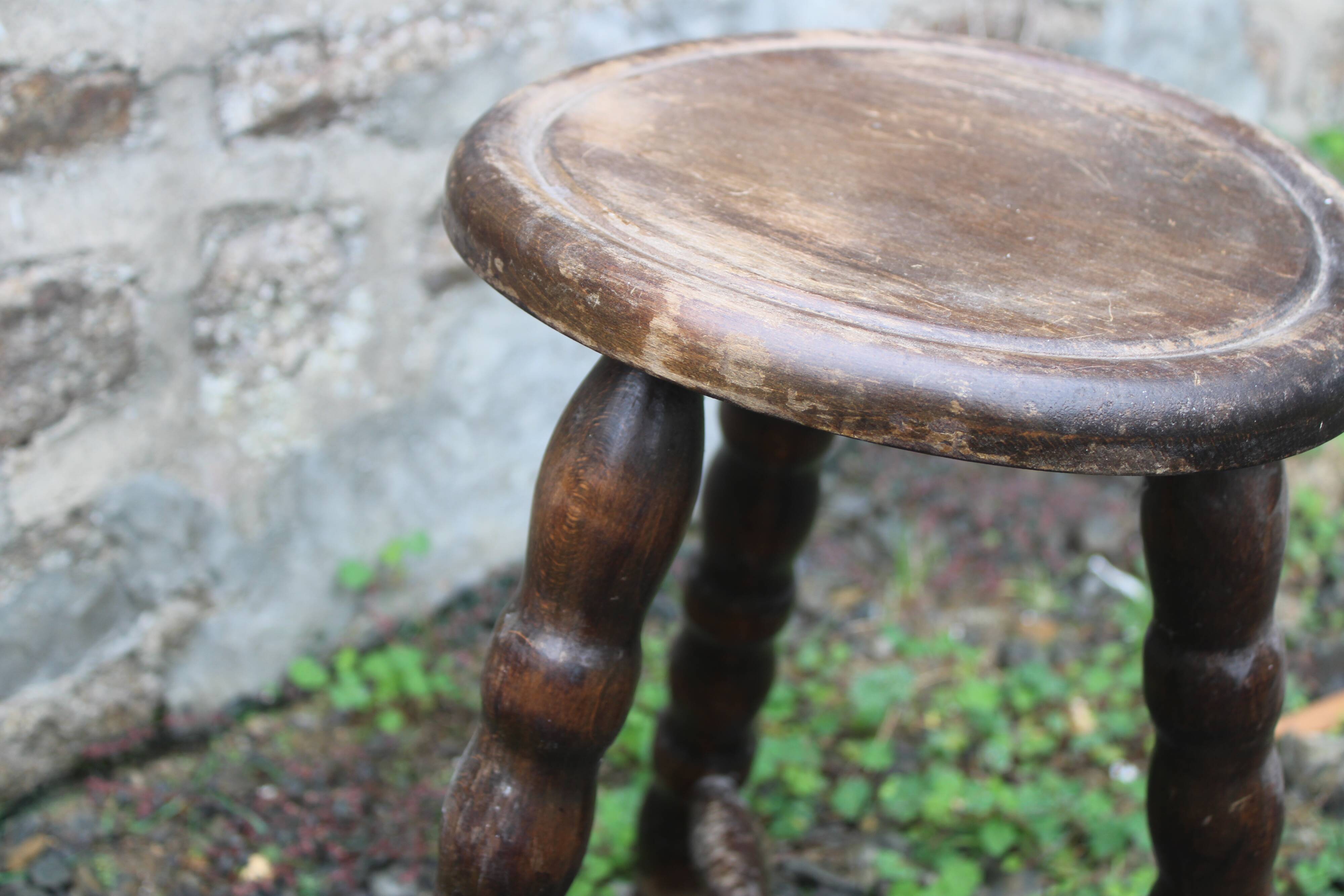 Tripod stool with bossed feet
