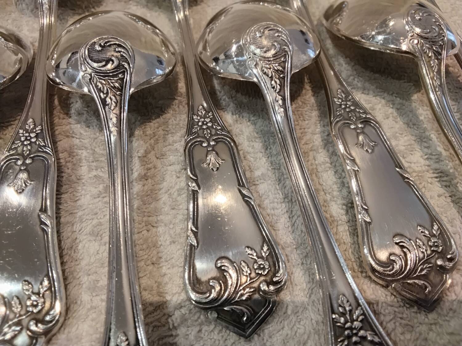 12 silver-plated metal soup spoons by the silversmith Boulenger LXV, half-rich.