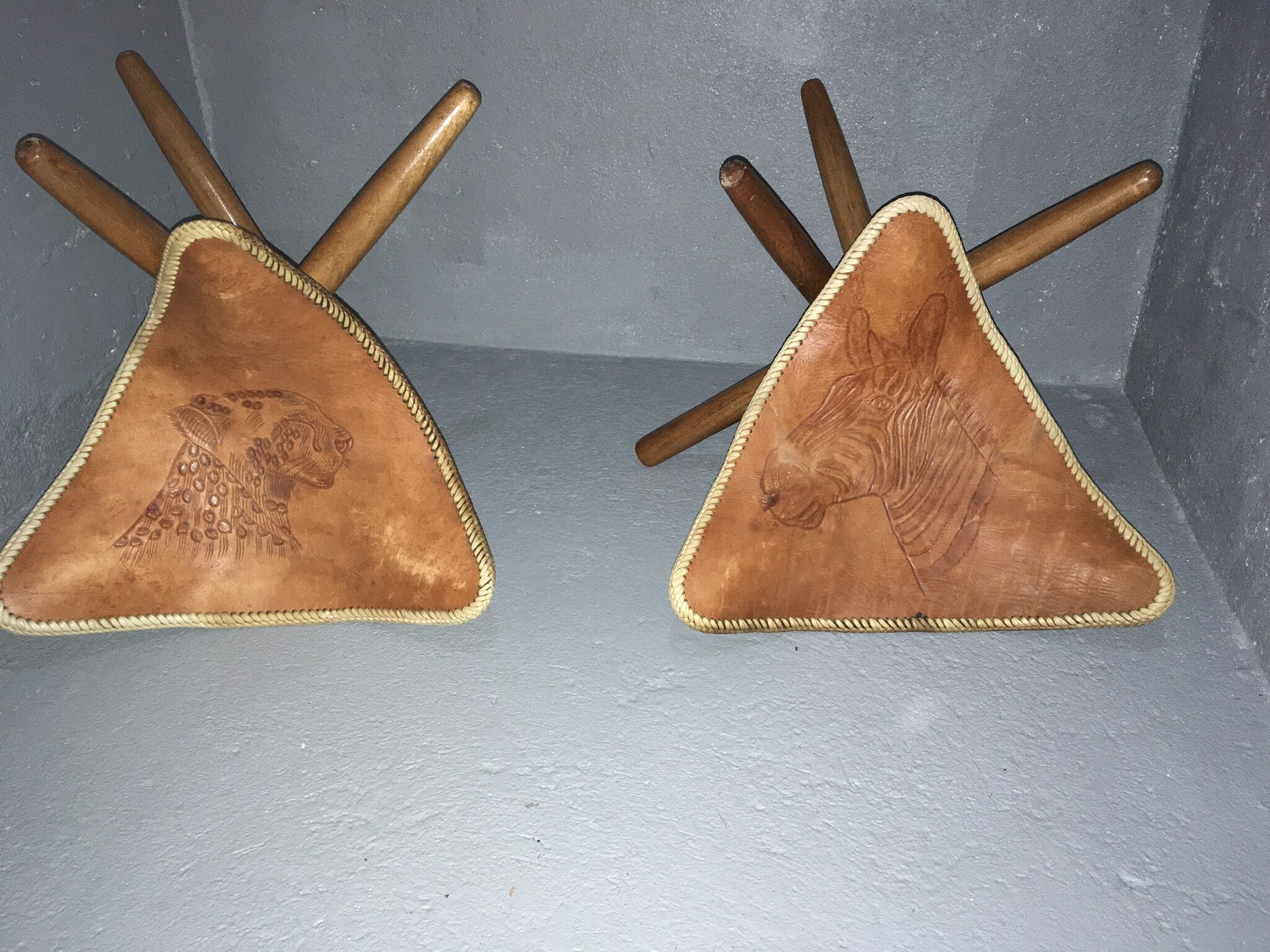 Paires de tabourets tripode en cuir