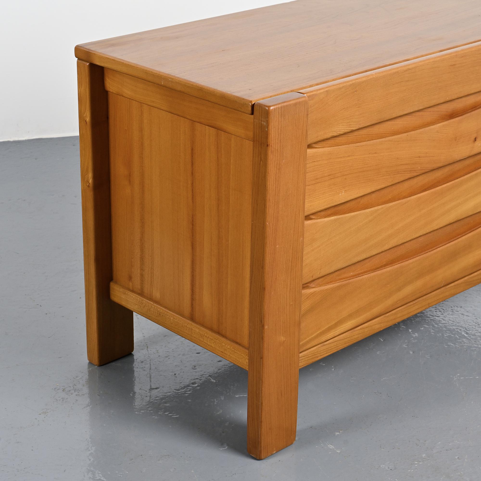 Commode en orme massif, Maison Regain