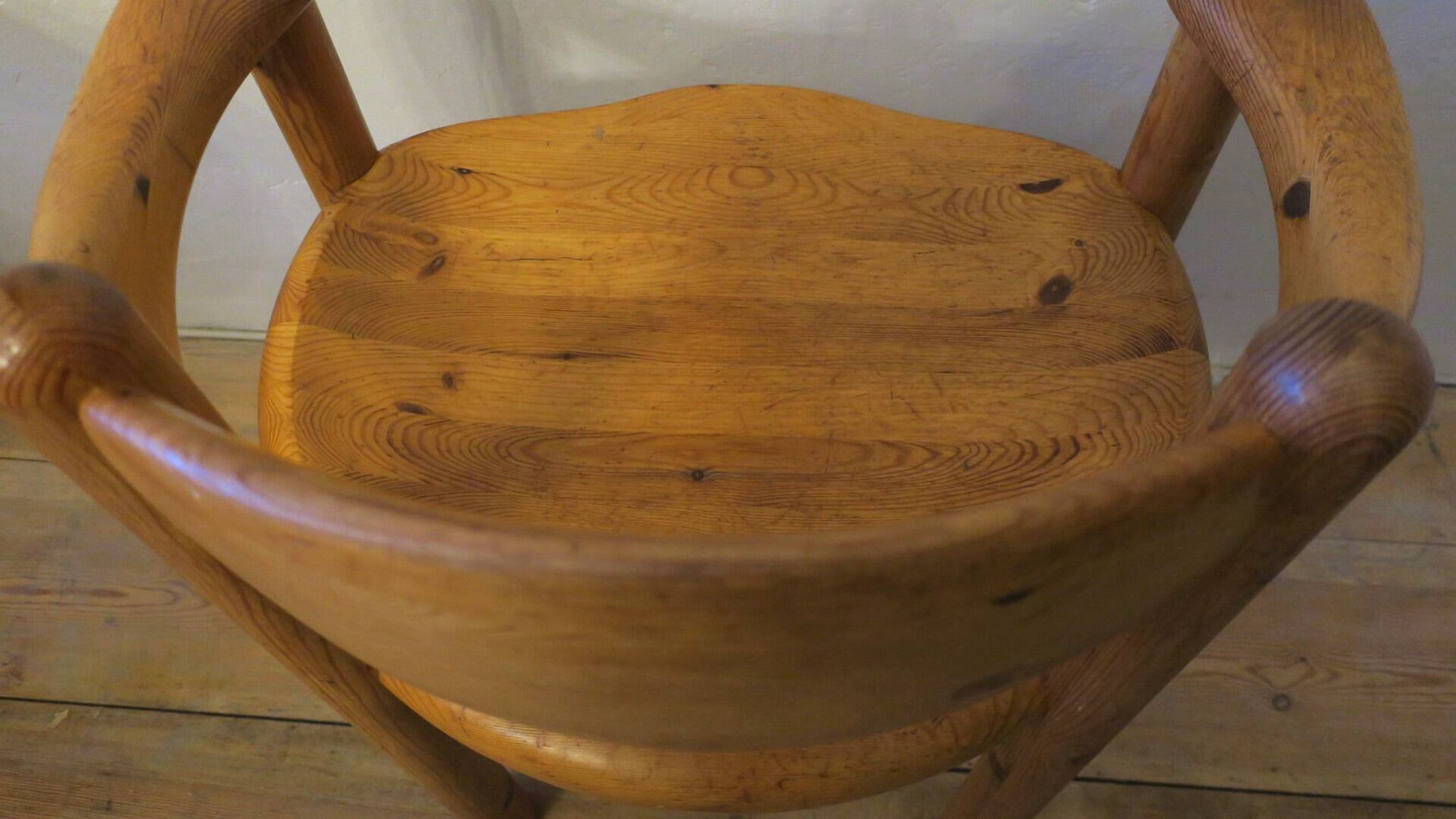 Paire de fauteuils et table en pin patiné Rainer Daumiller attr., années 1960