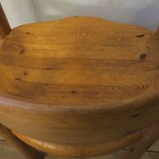 Paire de fauteuils et table en pin patiné Rainer Daumiller attr., années 1960