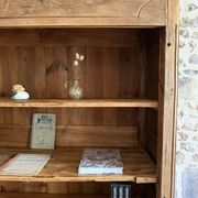 Bibliothèque en bois rénovée