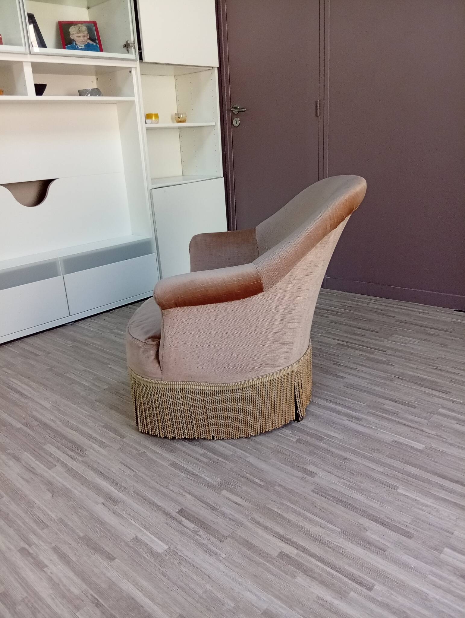 Beige velvet crapaud armchair with fringes in contemporary style from 1950-80.