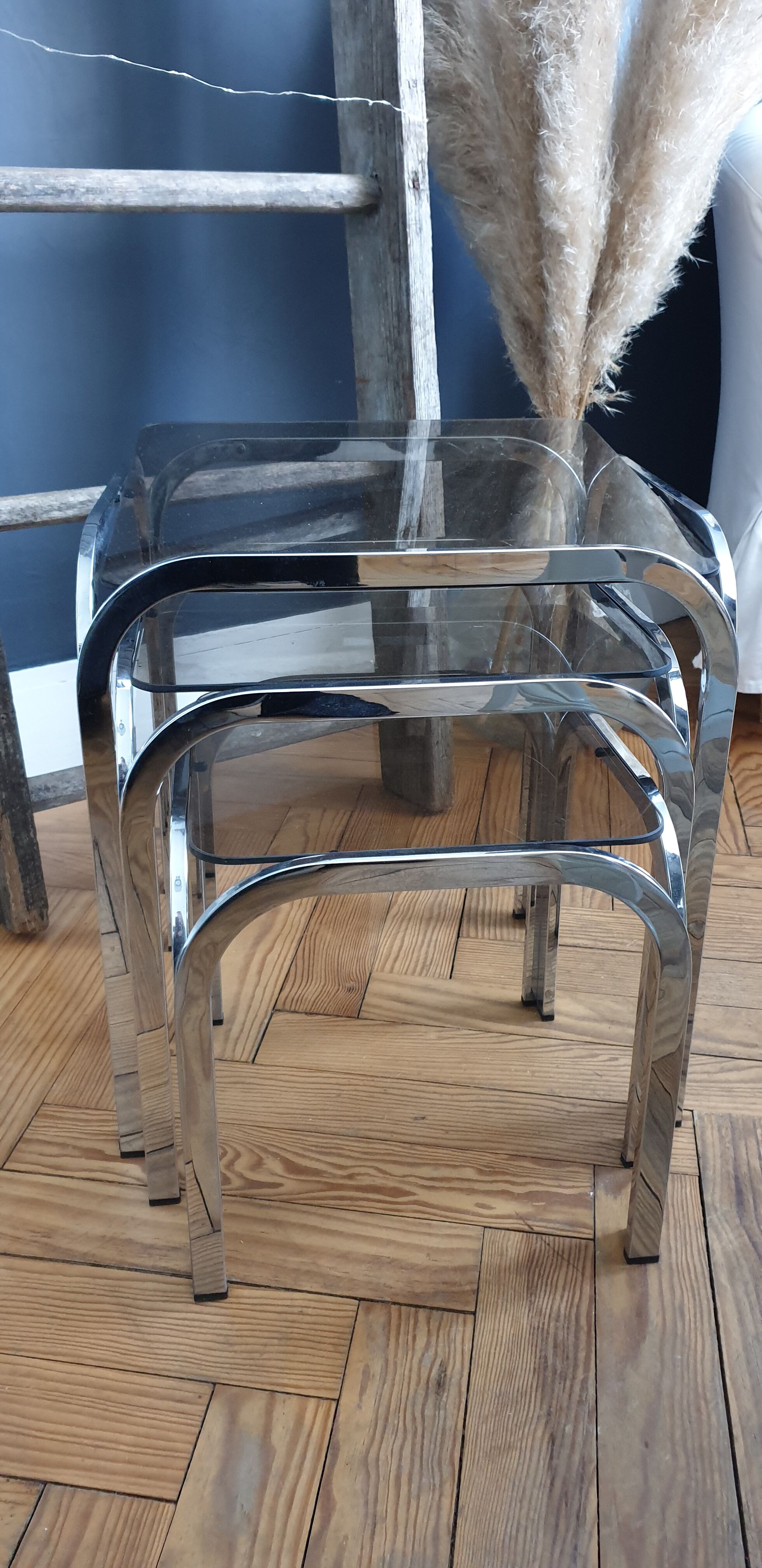 Trundle table in tubular steel and smoked glass
