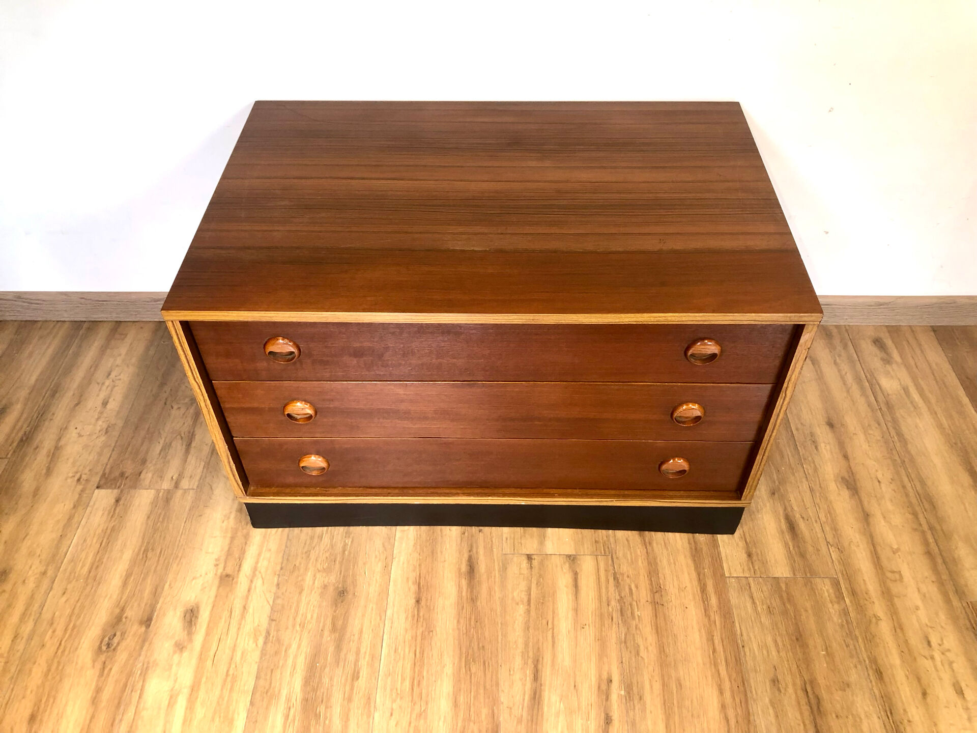 Low chest of drawers