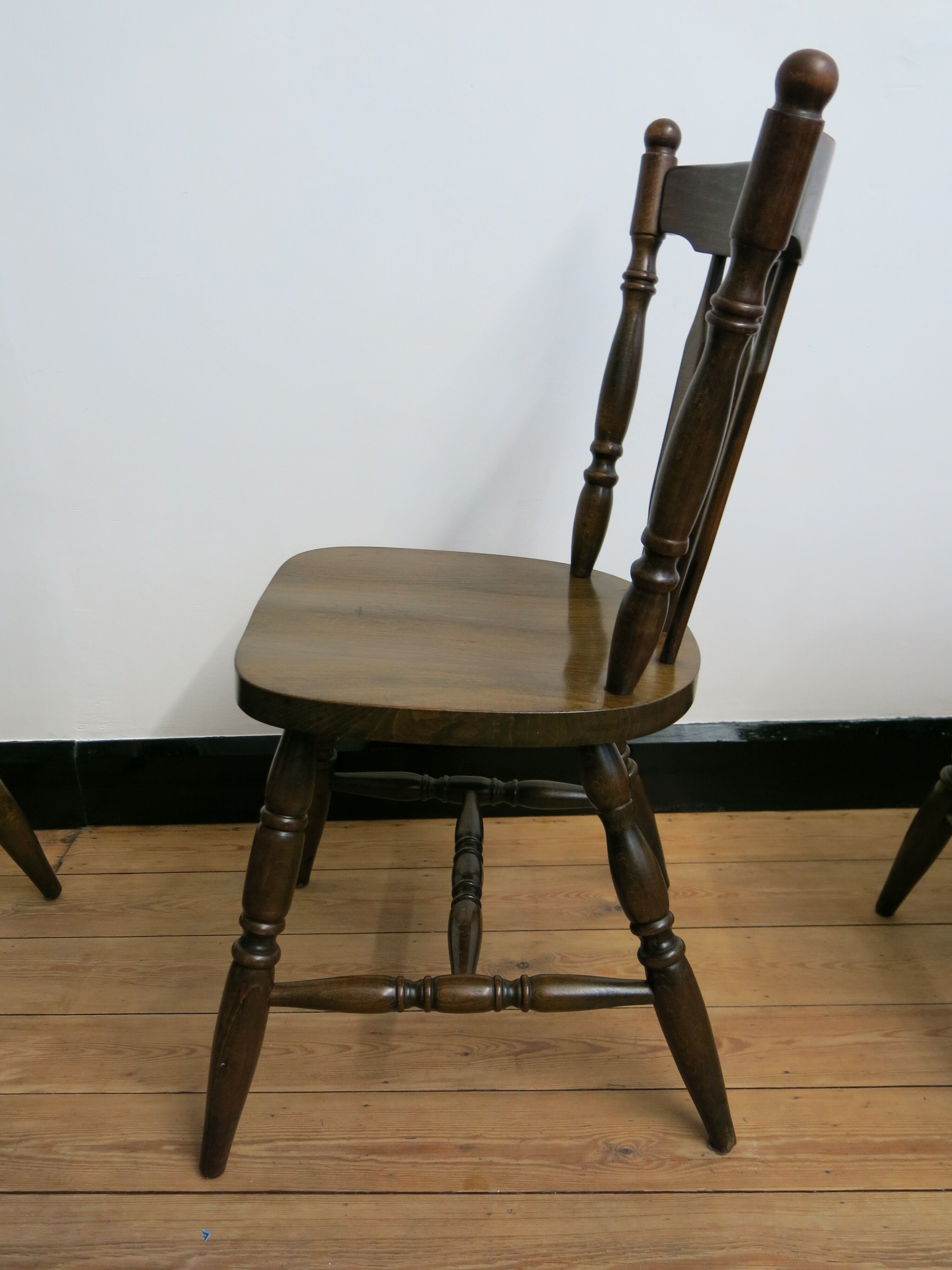 Ensemble de quatre chaises bistrot à barreaux